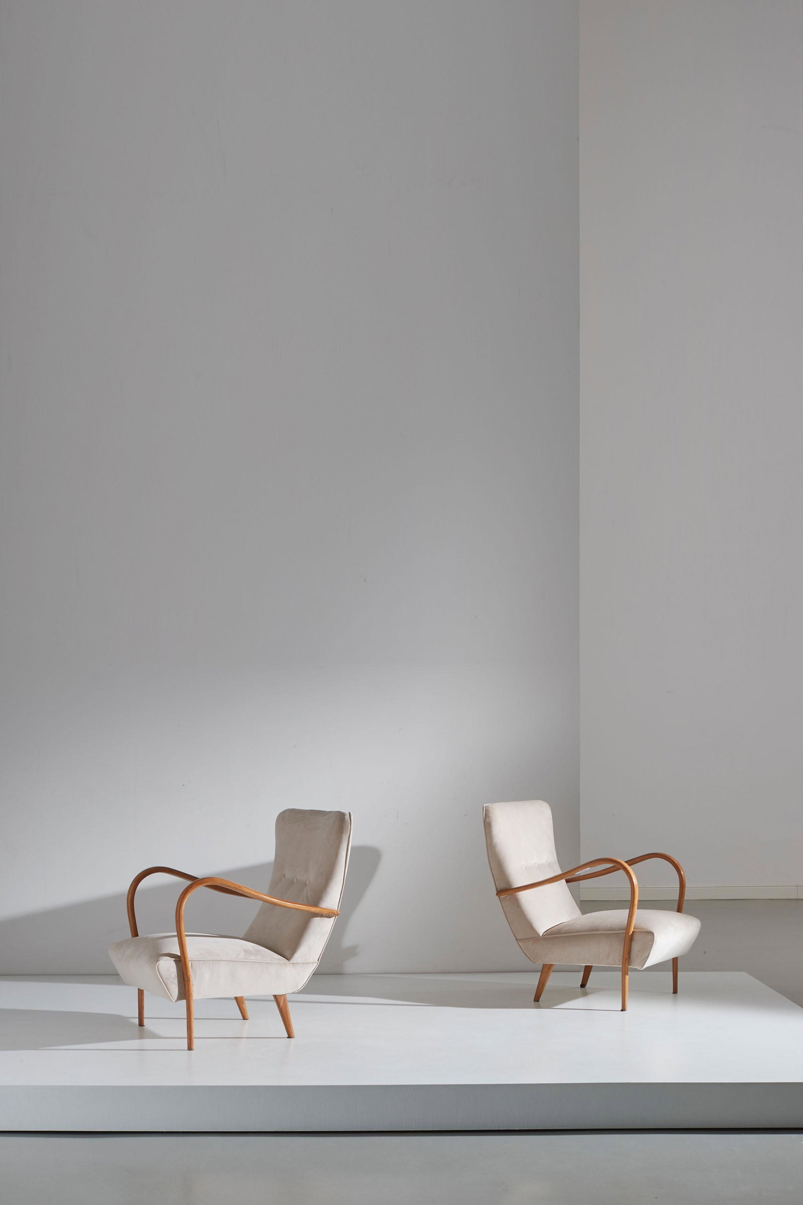MANIFATTURA ITALIANA: Coppia di poltrone. Legno di faggio curvato, tessuto imbottito. Italia anni '50 ca. cm 84x64x84 A PAIR OF ITALIAN ARMCHAIRS