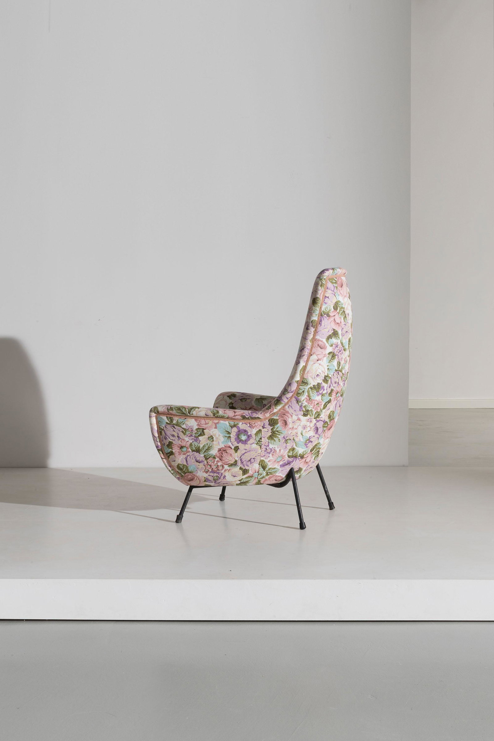 SAPORITI (ATTRIB. A): Poltrona. Tubolare metallo verniciato, tessuto imbottito. Italia anni '50 ca. cm: 113x80x78 AN ARMCHAIR ATTRIBUTED TO SAPORITI