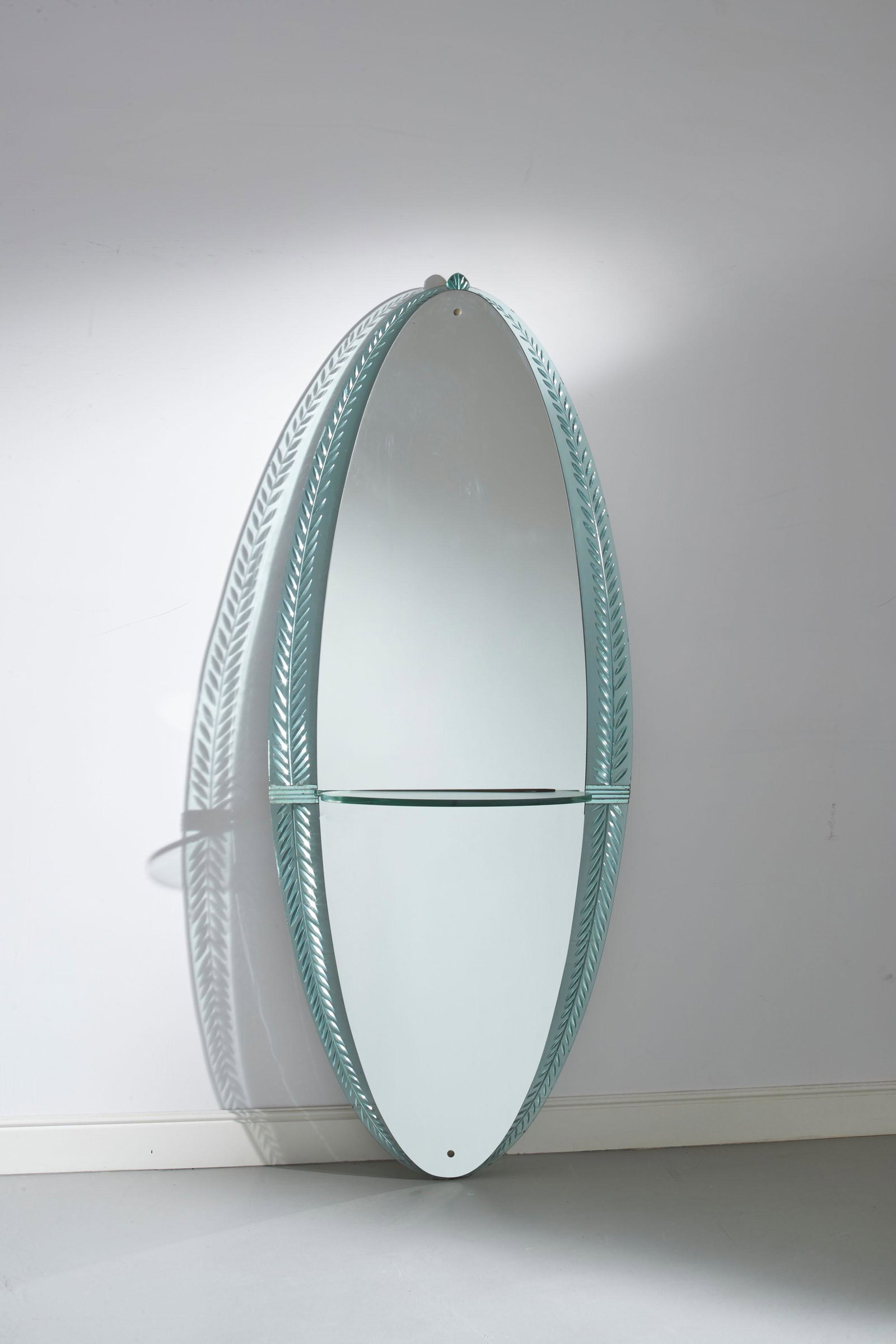 MANIFATTURA ITALIANA: Specchio da parete. Legno nobilitato, cristallo molato, cristallo inciso e specchiato. Italia anni '60. cm 198x79x20 AN ITALIAN WALL MIRROR