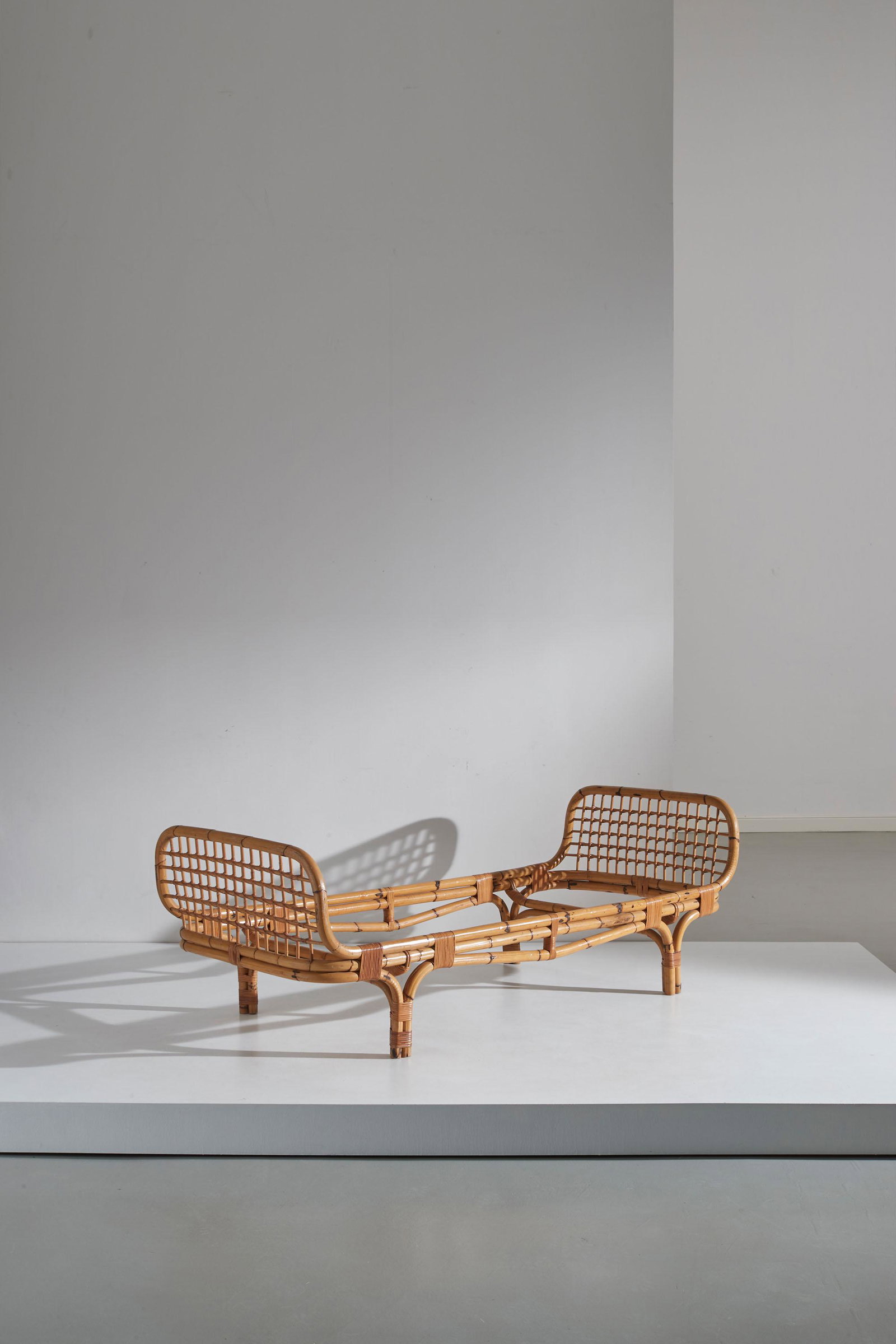 TITO AGNOLI: Letto a giorno. Canna d'India, midollino intrecciato. Italia anni '60. cm 72x205x90 A DAYBED BY T. AGNOLI