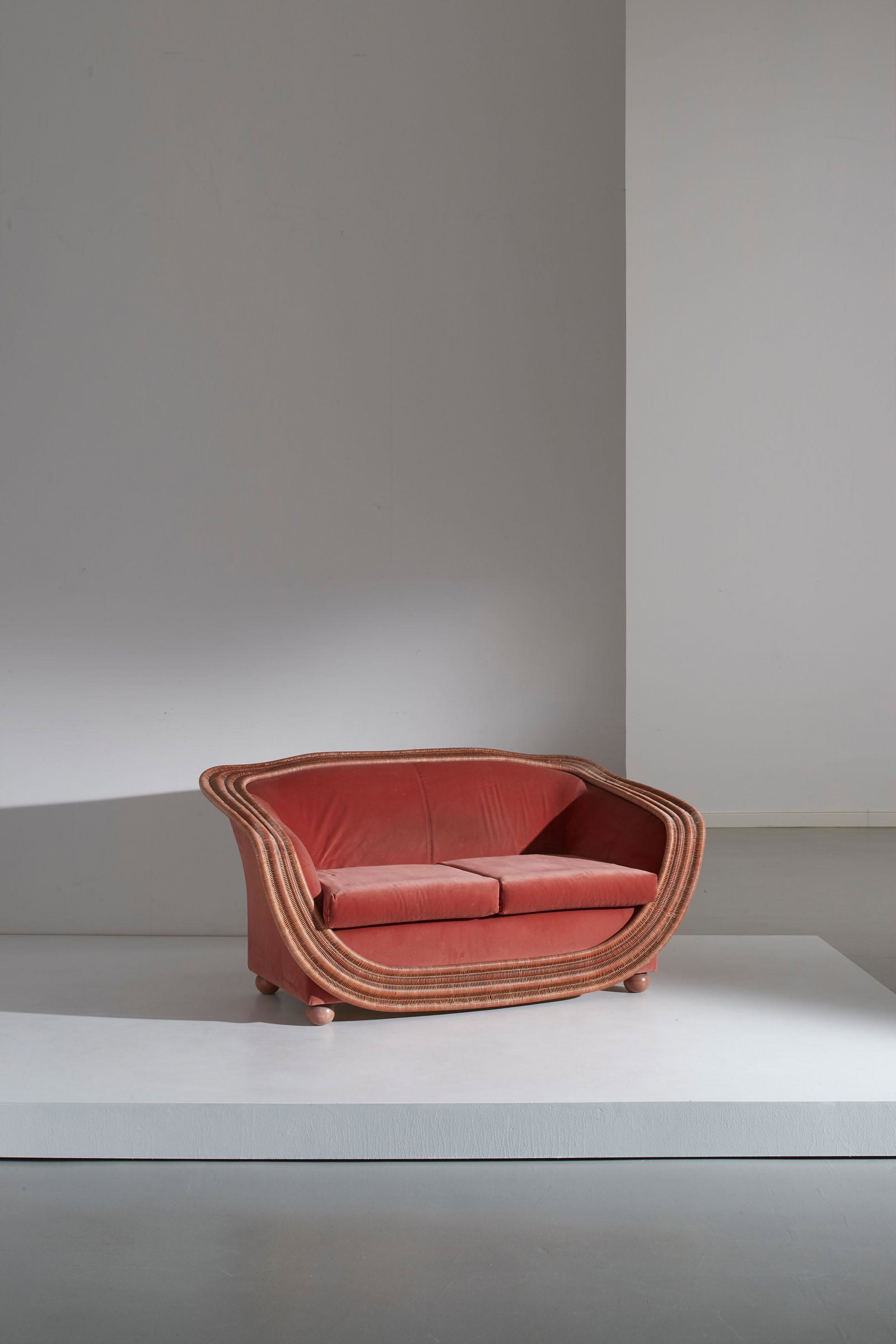 VIVAI DEL SUD: Divano. Tubolare metallico, legno di faggio tornito, midollino intrecciato, tessuto imbottito. Italia anni '70. cm 78x164x90 A SETTEE BY VIVAI DEL SUD