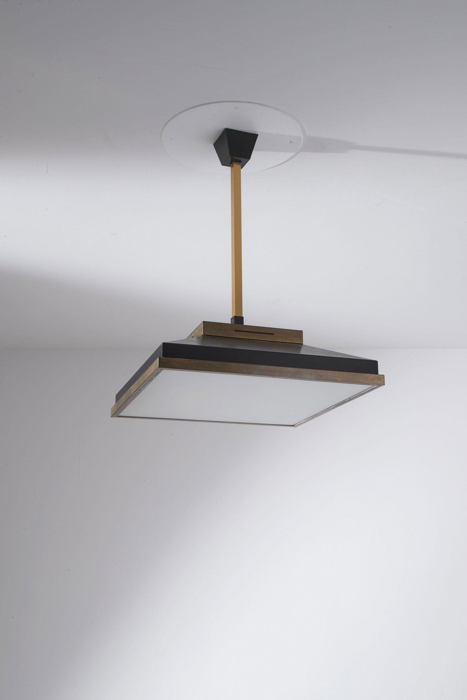 STILNOVO: Coppia di lampade a sospensione. Ottone, metallo smaltato, metacrilato opalino. Italia anni '60. cm 70x52x52 A PAIR OF CEILING LAMPS BY STILNOVO