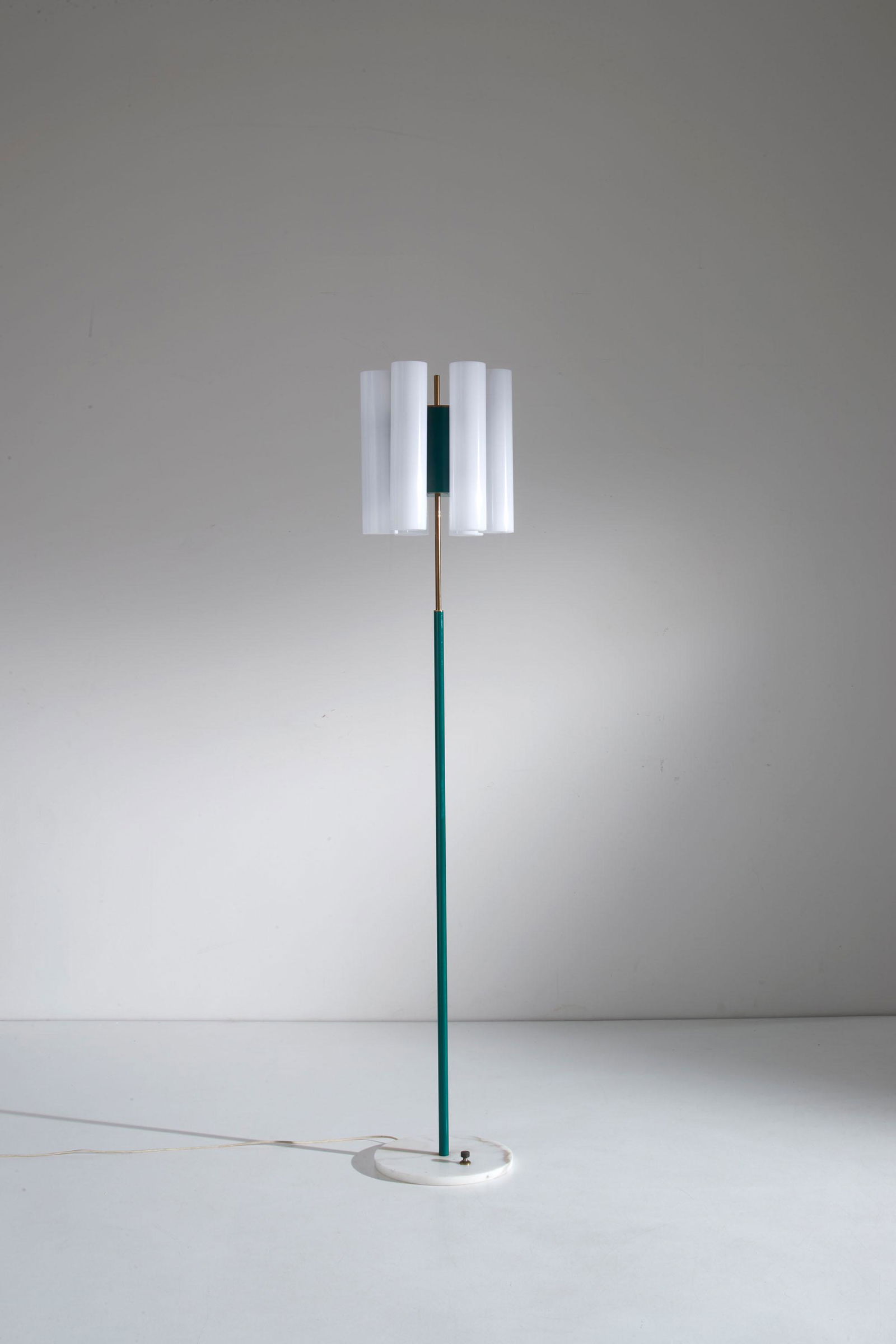 ANGELO BROTTO (ATTRIB. A): Lampada da terra. Marmo, ottone, metallo verniciato, plexiglass opalino. Produzione Esperia anni '70. cm 175x35 A FLOOR LAMP ATTRIBUTED TO A. BROTTO