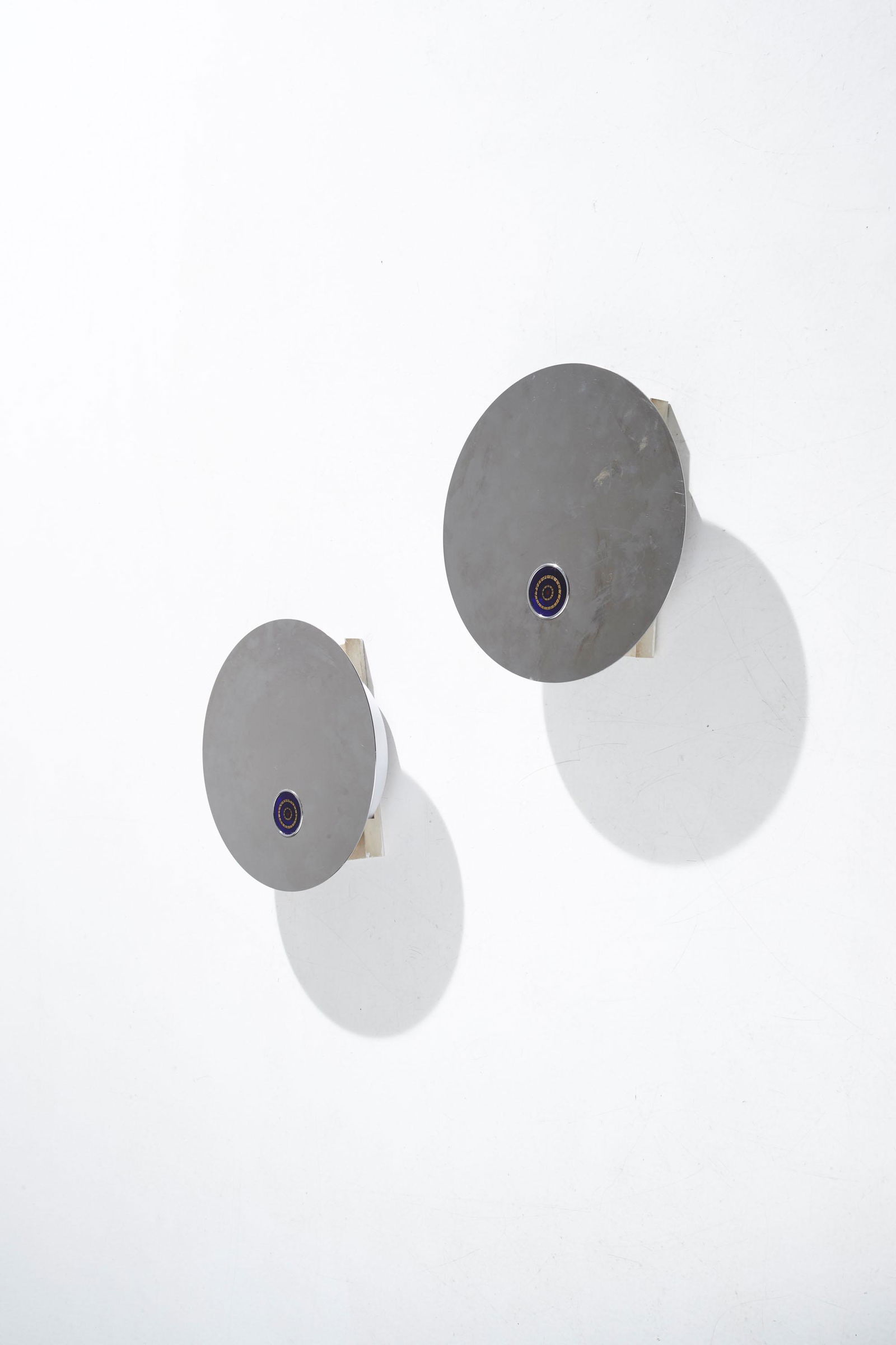 ANGELO BROTTO: Coppia di lampade da parete. Metallo verniciato, metallo cromato, plexiglass, vetro a murrine. Produzione Esperia anni '60. cm 30x8 A PAIR OF WALL LAMPS BY A. BROTTO