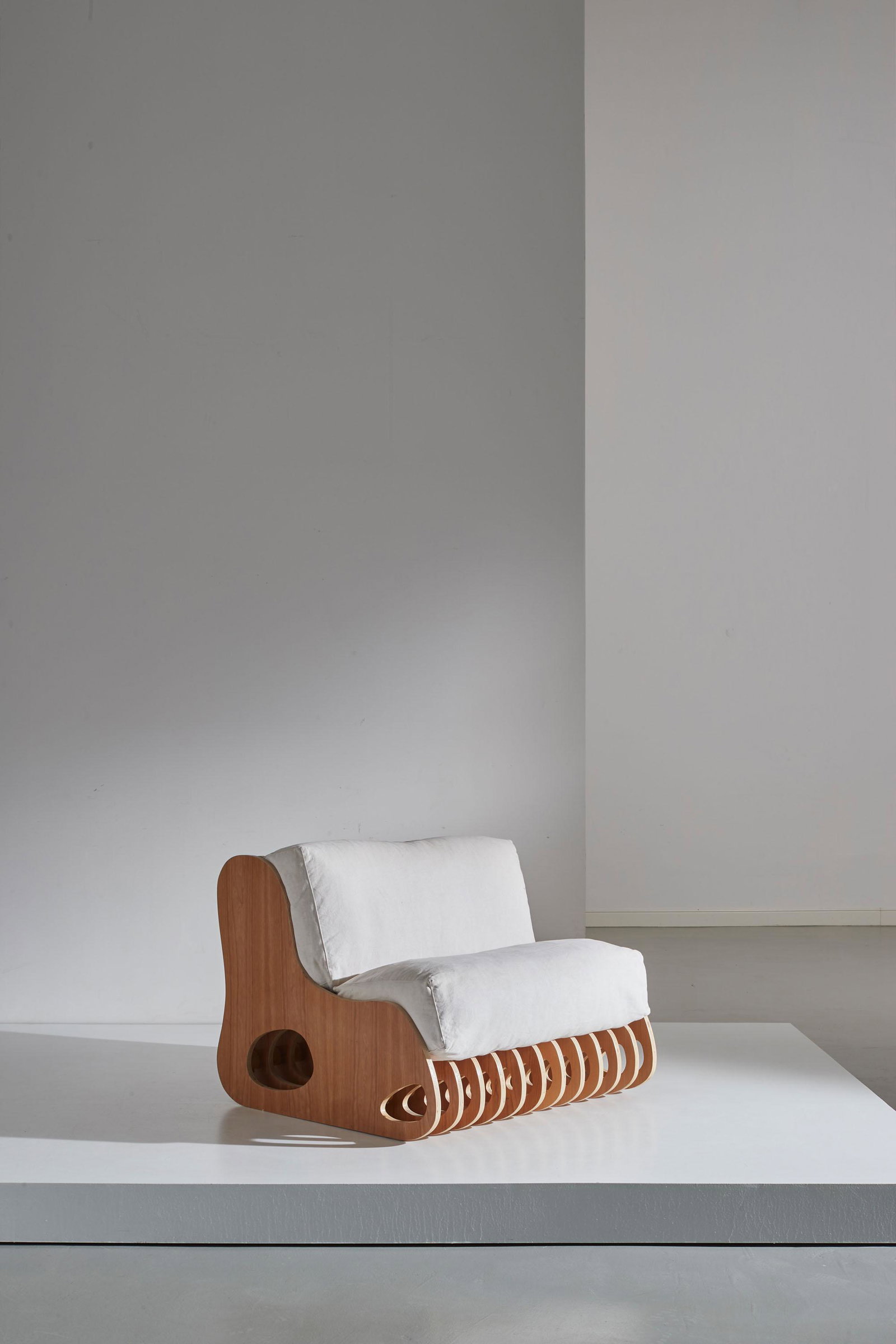 MANIFATTURA ITALIANA: Poltrona. Elementi in multistrato di legno, tessuto imbottito. Italia anni '70 ca. cm 75x95x94 AN ITALIAN ARMCHAIR