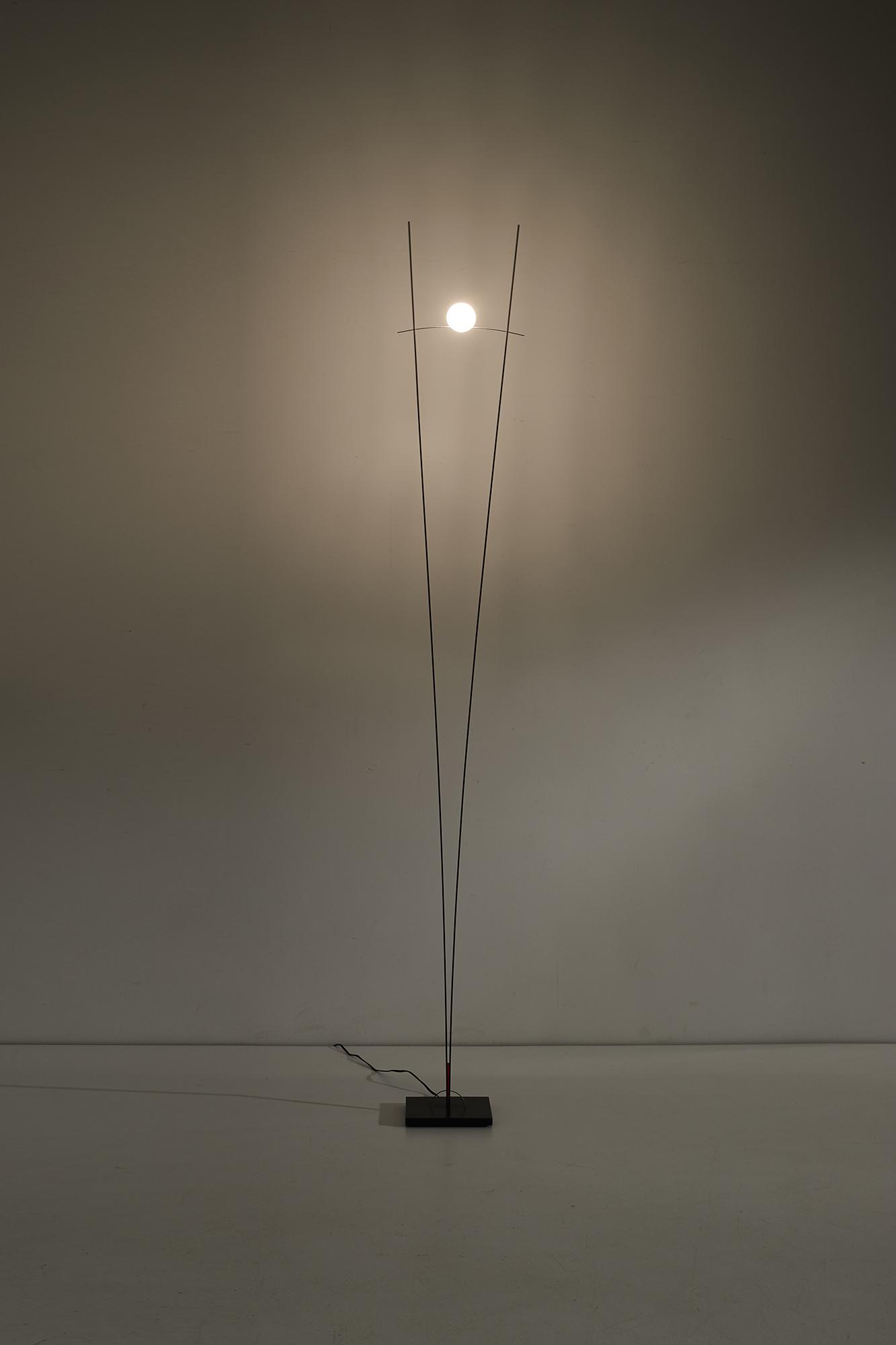 INGO MAURER: Lampada da terra mod. Ilios. Metallo verniciato, acciaio, ceramica smaltata. Produzione Design M 1983 ca. Etichetta del produttore. altezza cm 191 A FLOOR LAMP BY I. MAURER