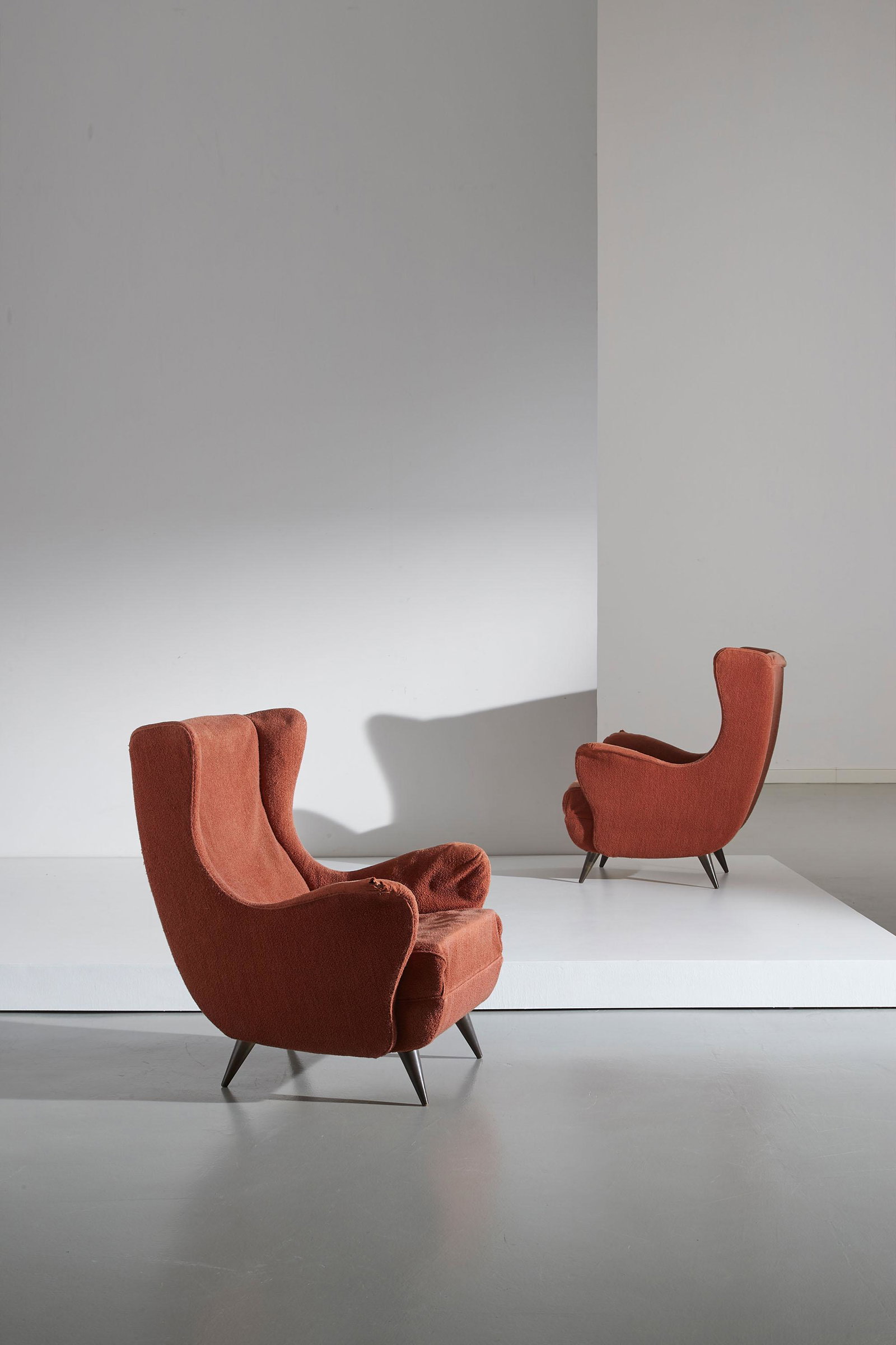 MANIFATTURA ITALIANA: Coppia di poltrone. Legno tornito, ottone, tessuto imbottito. Italia anni '50. cm 96x78x80 A PAIR OF ITALIAN ARMCHAIRS