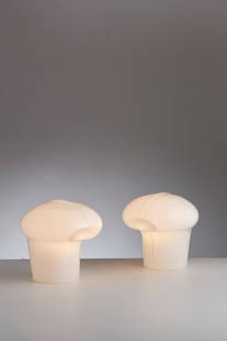 LUCIANO VISTOSI: Coppia di lampade da tavolo. Vetro opalino. Produzione Vistosi anni '70 ca. cm 30x33x33 A PAIR OF TABLE LAMPS BY L. VISTOSI