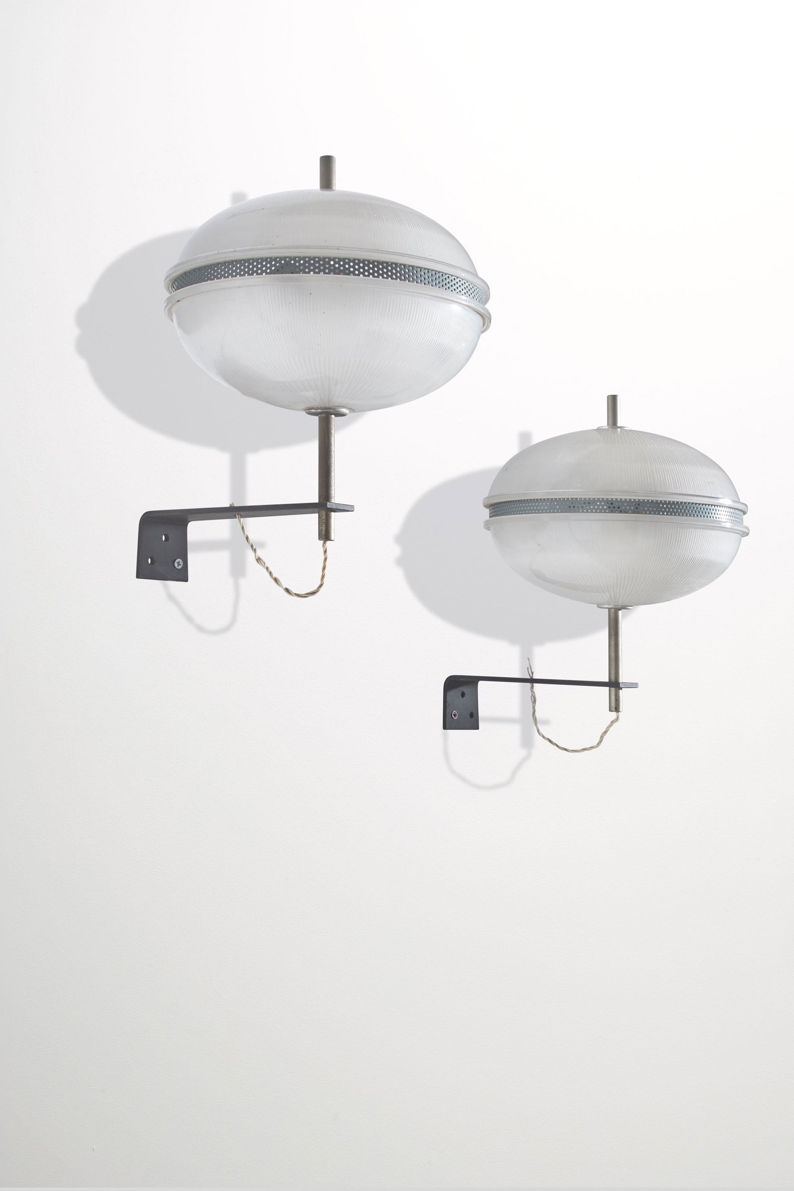 MANIFATTURA ITALIANA: Coppia di lampade da parete. Ottone nichelato, metallo smaltato, vetro pressato Italia anni '60. cm 30x25x34 A PAIR OF ITALIAN WALL LIGHTS