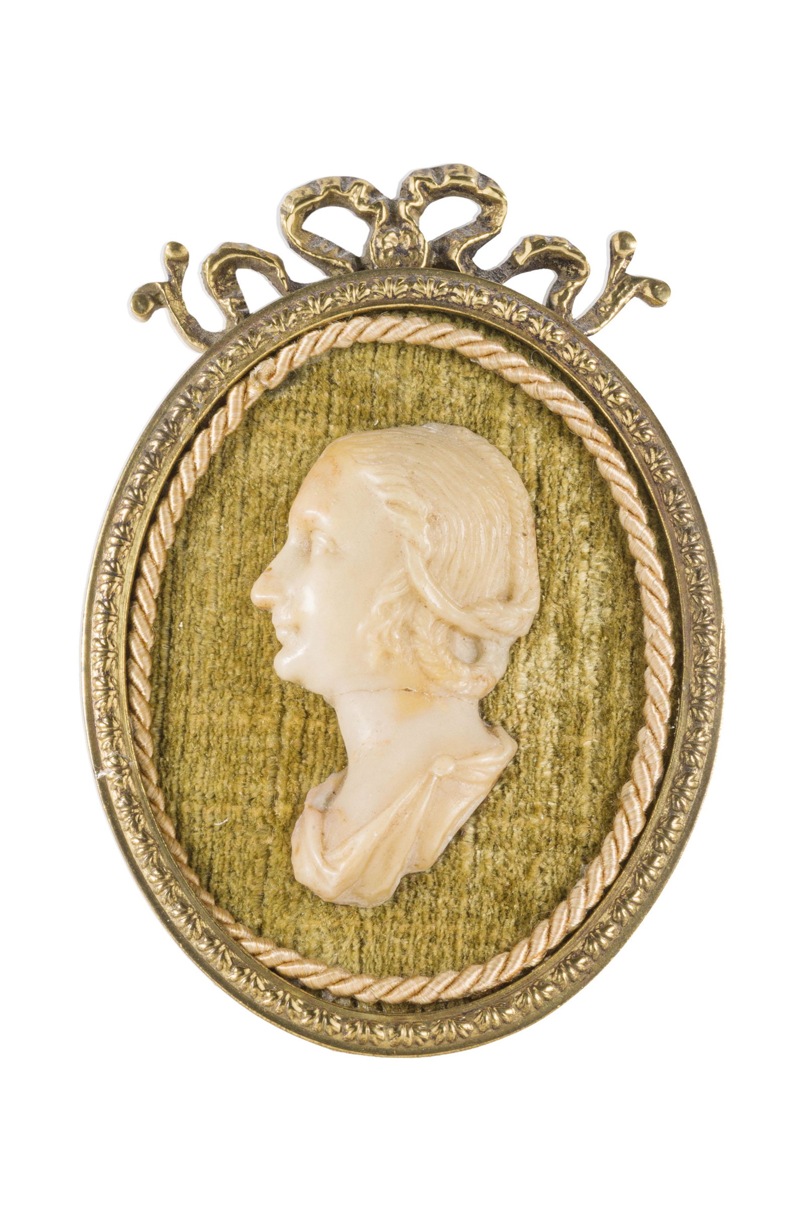 TRE PICCOLI RILIEVI IN MARMO, XIX SECOLO: raffiguranti profili di gentildonne abbigliate nei modi rinascimentali, in cornice di metallo dorato; usure, minori sbeccature, graffi, una con restauro al collo Alt. cm 5,7, larg. cm 3,5 La cornice, 