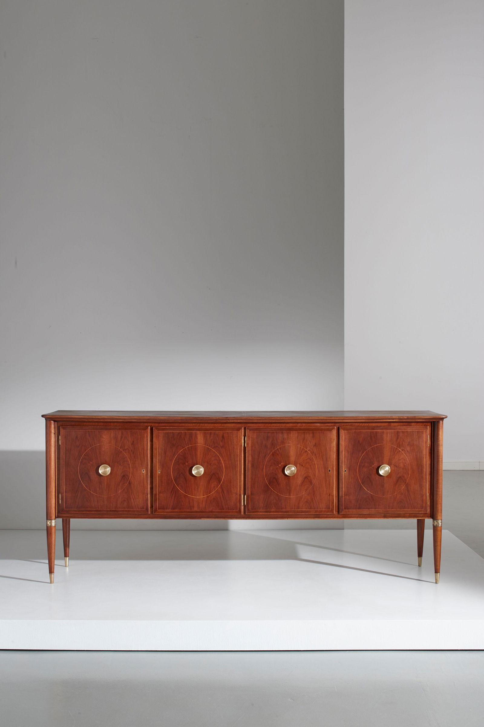 PAOLO BUFFA: Credenza. Legno di noce, ottone, intarsi in legno di acero. Produzione Marelli & Colico anni '50. cm 98x235x54 A SIDEBOARD BY P. BUFFA Certificato autenticità Archivio Marelli Buone condizioni genera