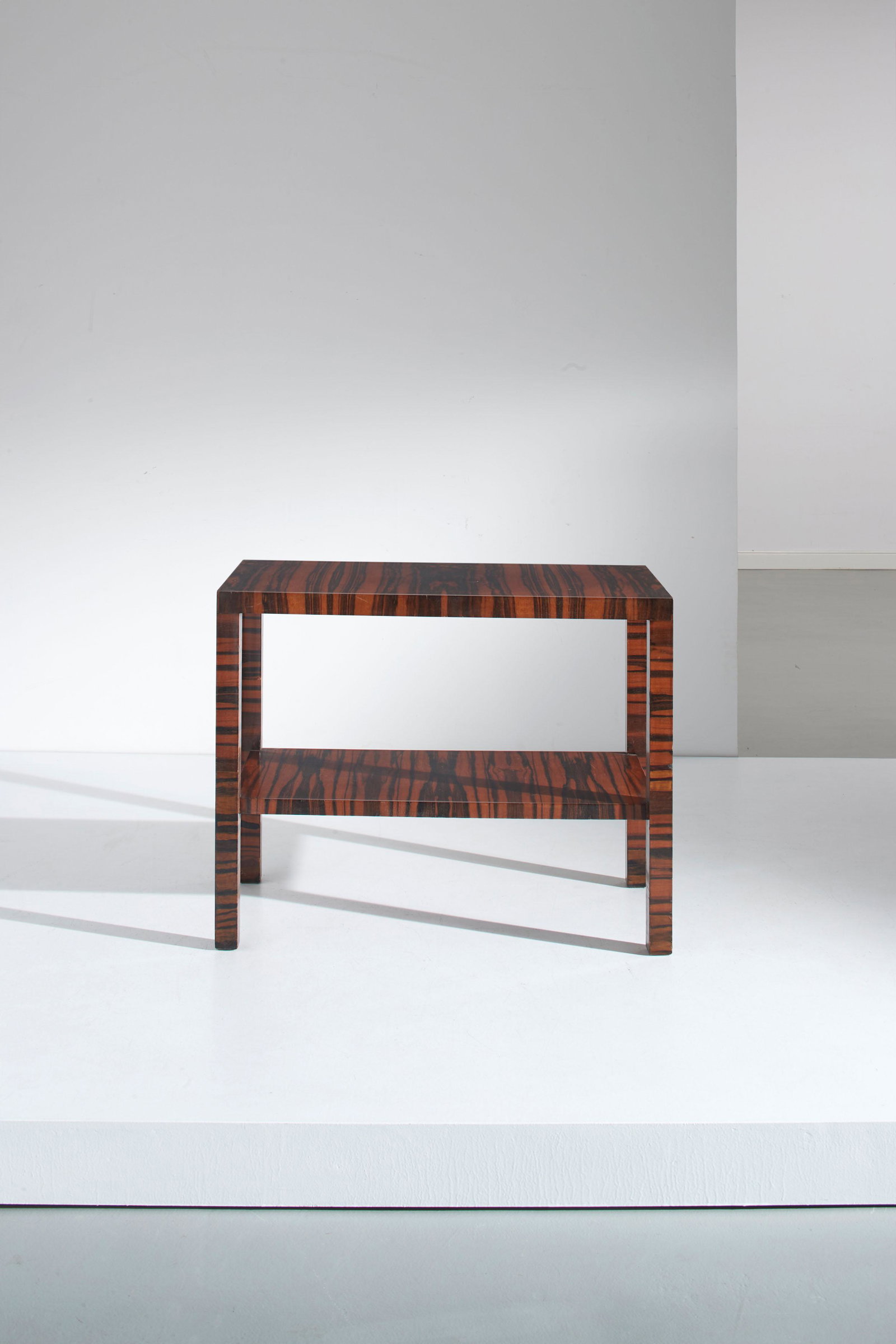ALFONSO LIPORESI: Consolle razionalista. Legno lamellare impiallacciato in legno esotico. cm 81x100,5x50,5 A CONSOLE TABLE BY A. LIPORESI Condizioni molto buone. Piccole righe, graffi, trascurabili mancanze