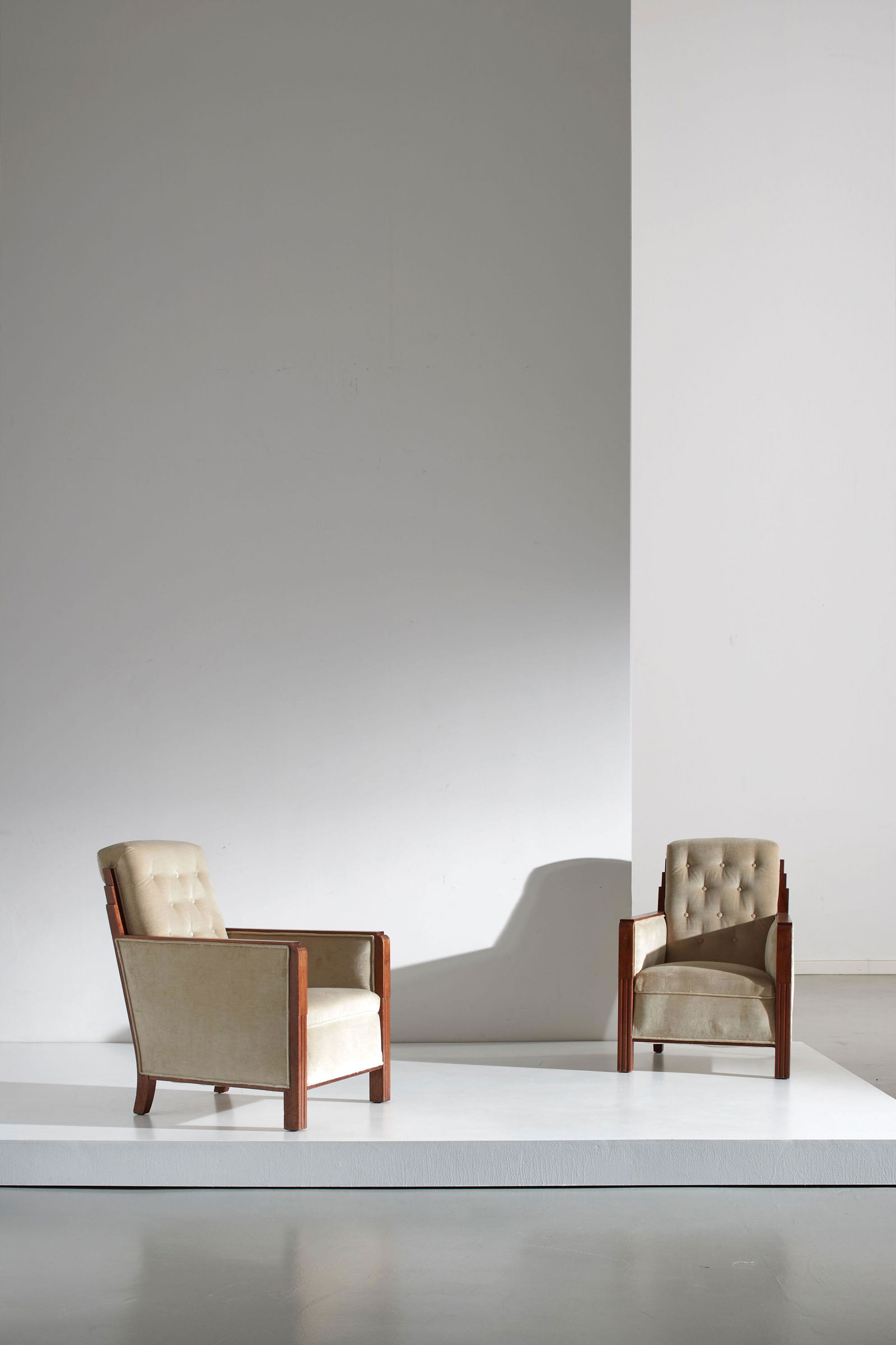 ANDRE' SORNAY: Coppia di poltrone Art Deco'. Legno di teak, tessuto imbottito. Francia XX secolo. cm 95x70x92 A PAIR OF ARMCHAIR BY A. SORNAY Per confronto si veda T. Roche, André Sornay, ed. Beau Fixe, Lyon, 2002,