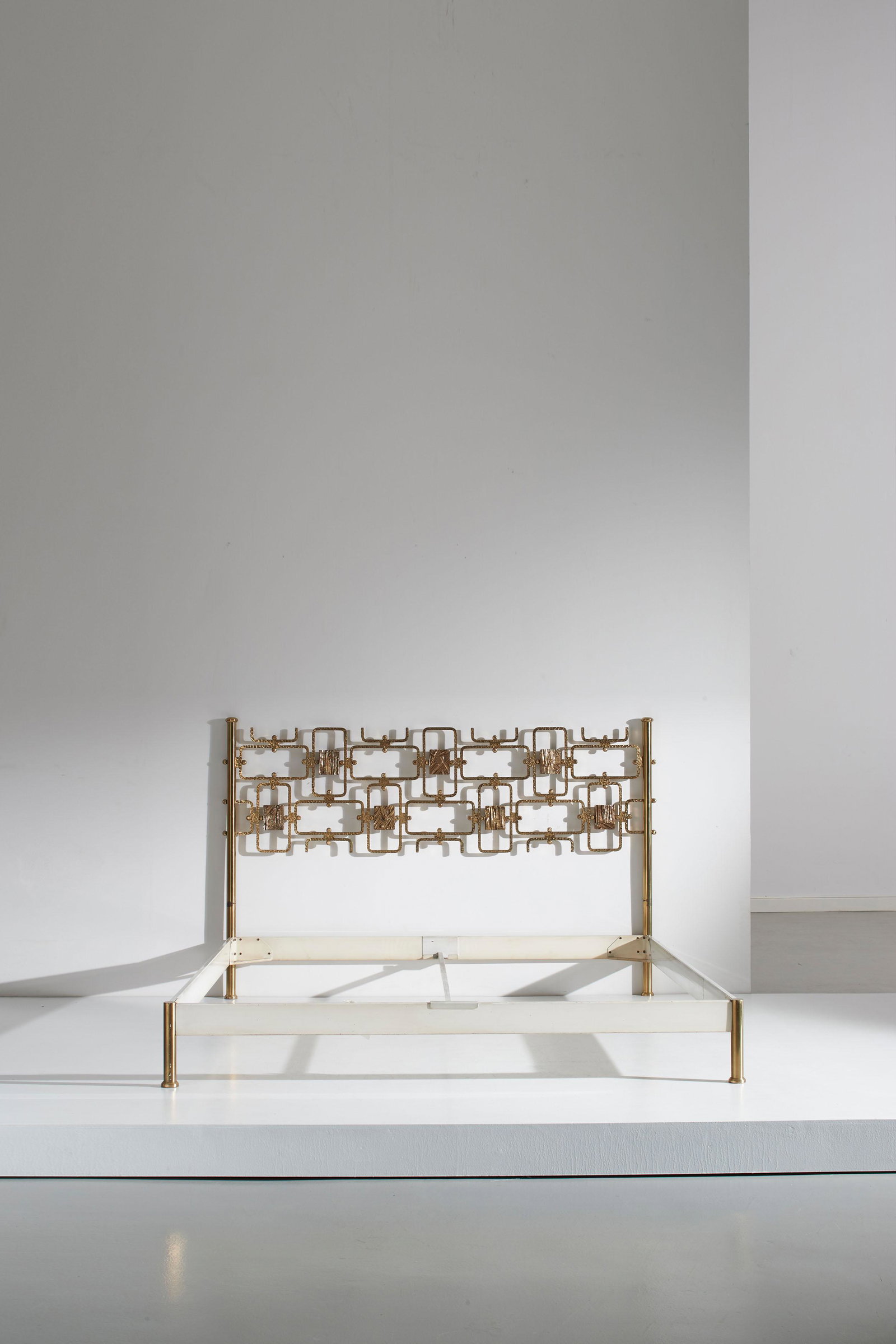 OSVALDO BORSANI: Letto. Ottone, acciaio laccato, formelle in fusione di ottone di Arnaldo Pomodoro. Produzione Arredamenti Borsani anni '50. cm 120x190x197 A QUEEN SIZE BED BY O. BORSANI R. Aloi, l'arredamento moderno