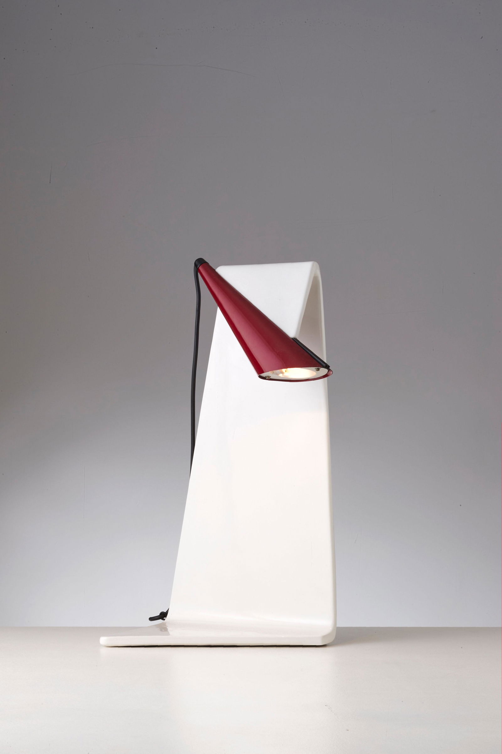 BRUNO GECCHELIN: Lampada da tavolo. Ceramica smaltata, metallo verniciato. Produzione Antonangeli anni '80. cm 57x35x20 A TABLE LAMP BY B. GECCHELIN Buone condizioni generali. Piccole righe, leggeri graffi, normali se