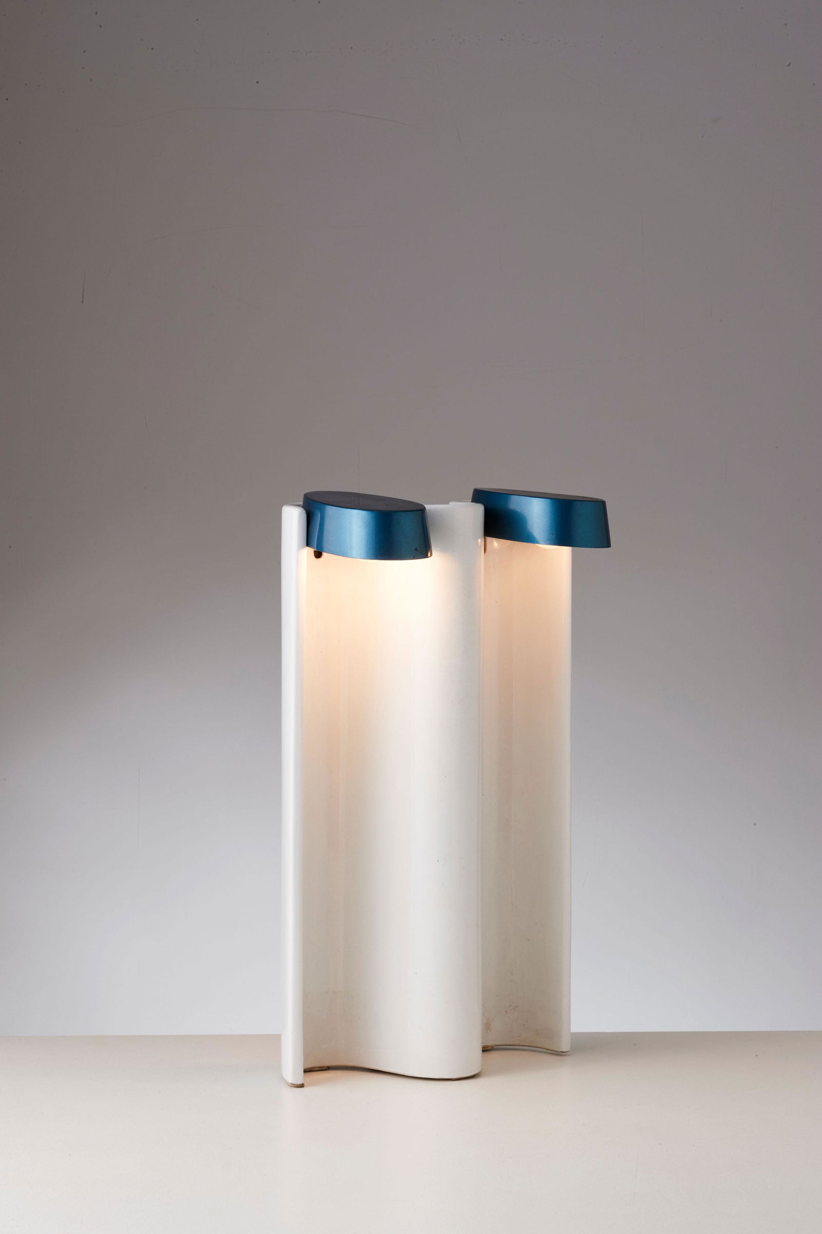 BRUNO GECCHELIN: Lampada da tavolo. Ceramica smaltata, metallo verniciato. Produzione Antonangeli anni '80. cm 53x30x19 A TABLE LAMP BY B. GECCHELIN Buone condizioni generali. Piccole righe, leggeri graffi, normali se