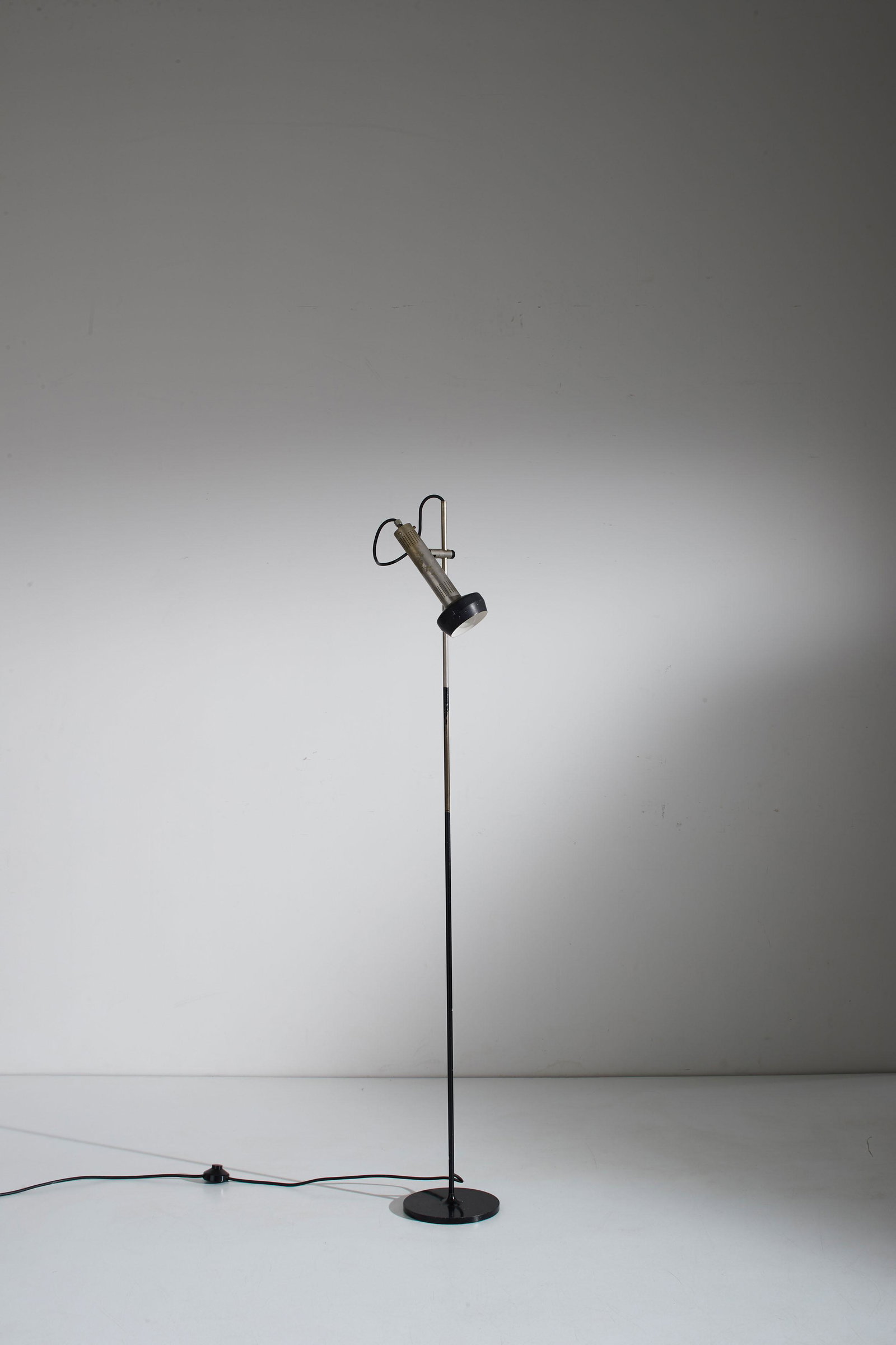 TITO AGNOLI: Lampada da terra. Metallo nichelato, ghisa, alluminio verniciato. Produzione Oluce anni '60. cm 160x20 A FLOOR LAMP BY T. AGNOLI Buone condizioni generali. Piccole righe, leggeri graffi, normali segni