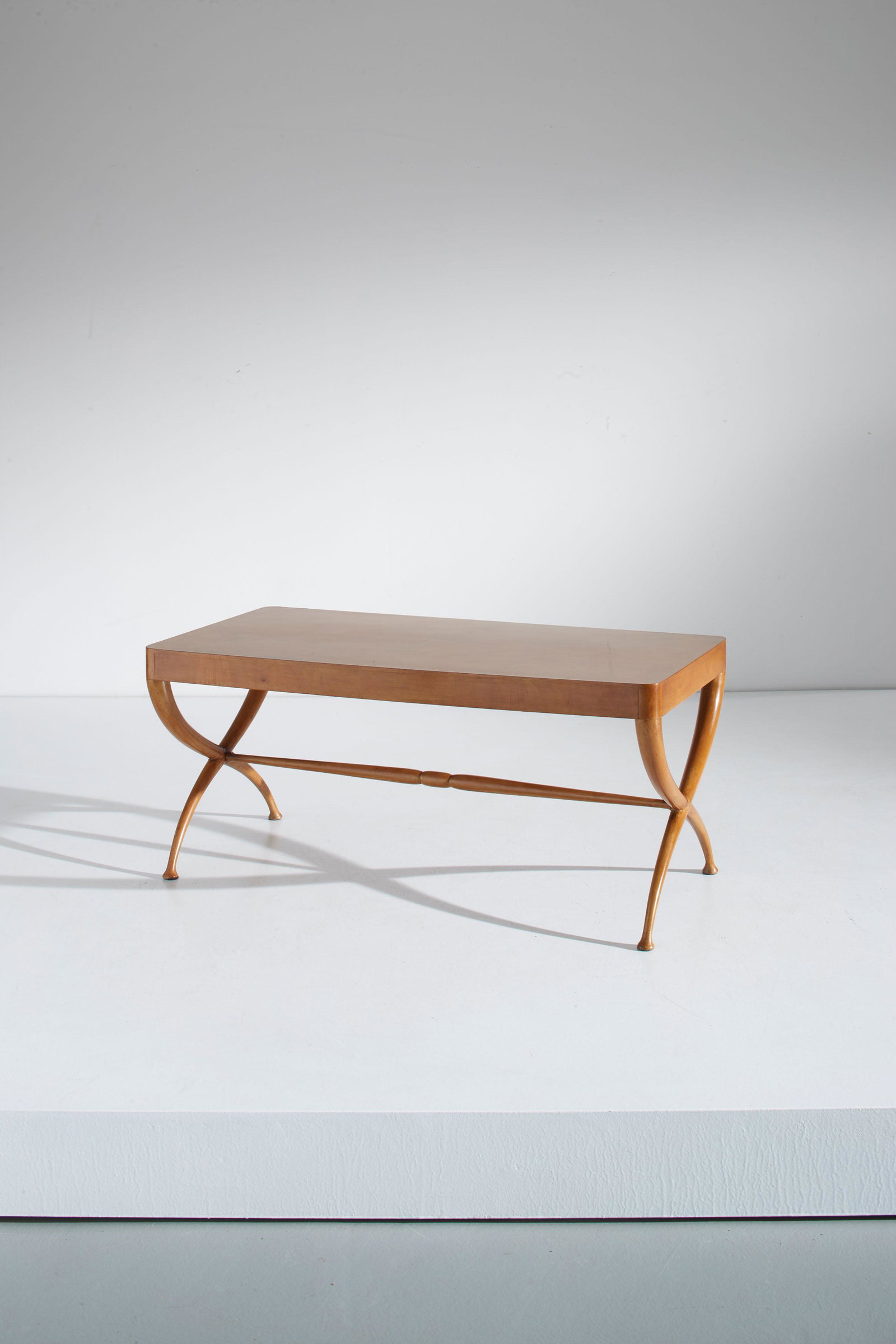 MANIFATTURA ITALIANA: Tavolo basso. Legno di faggio, legno di noce cm 45x100x48 AN ITALIAN COFFEE TABLE Condizioni molto buone. piccole righe segni d'usura