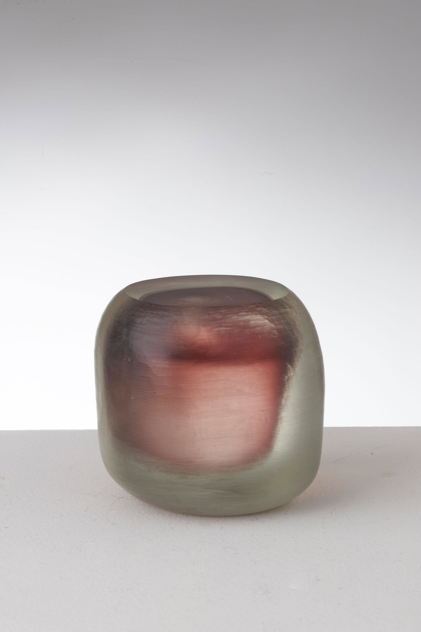 SEGUSO: Fermacarte. Vetro sommerso battuto e inciso. Italia anni '60. cm 13x12x12 A PAPERWEIGHT BY SEGUSO Buone condizioni. Righe e segni d'usura in particolare sotto la base.