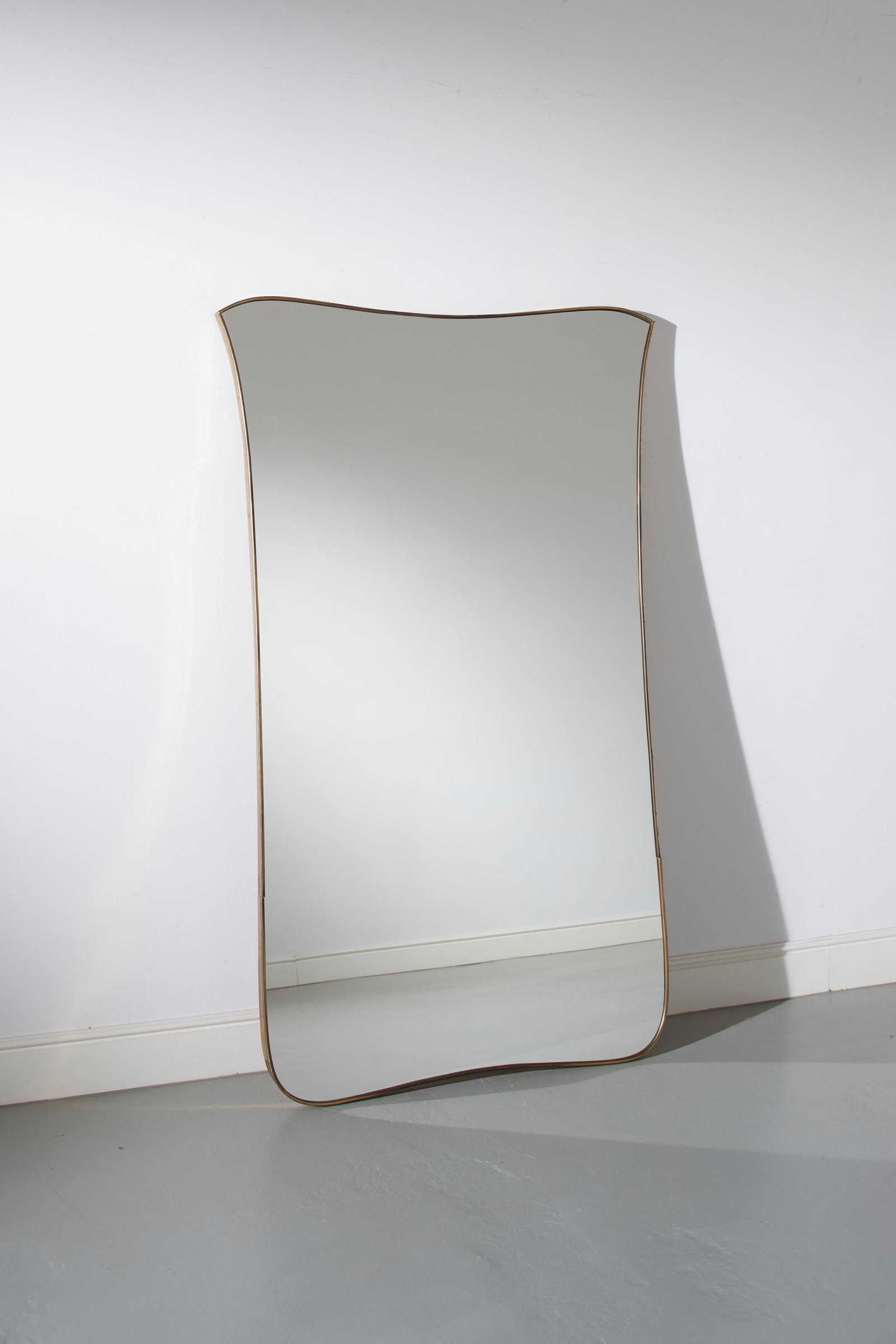 MANIFATTURA ITALIANA: Specchio. Ottone, cristallo specchiato. Italia anni '50. cm 155x906x5 AN ITALIAN MIRROR Buone condizioni generali. Piccole righe, leggeri segni di usura. Lieve ossidazione.