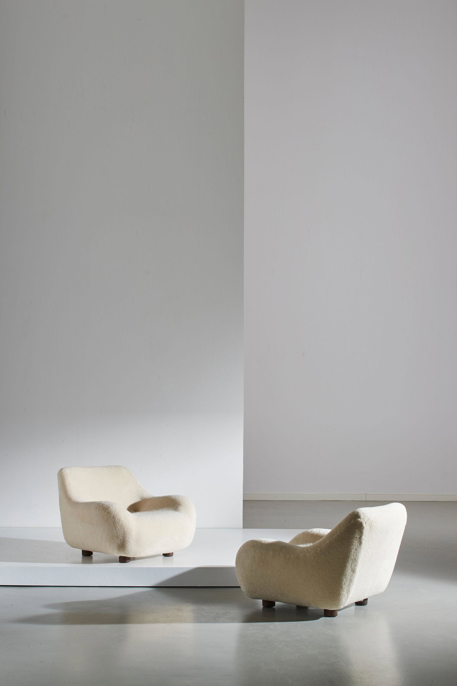 MANIFATTURA ITALIANA: Coppia di poltrone. Legno di faggio tornito, tessuto imbottito. Italia anni '70. cm 75x95x90 A PAIR OF ITALIAN ARMCHAIRS. Condizioni generali molto buone. Tessuto recentemente sostituito in ottime con