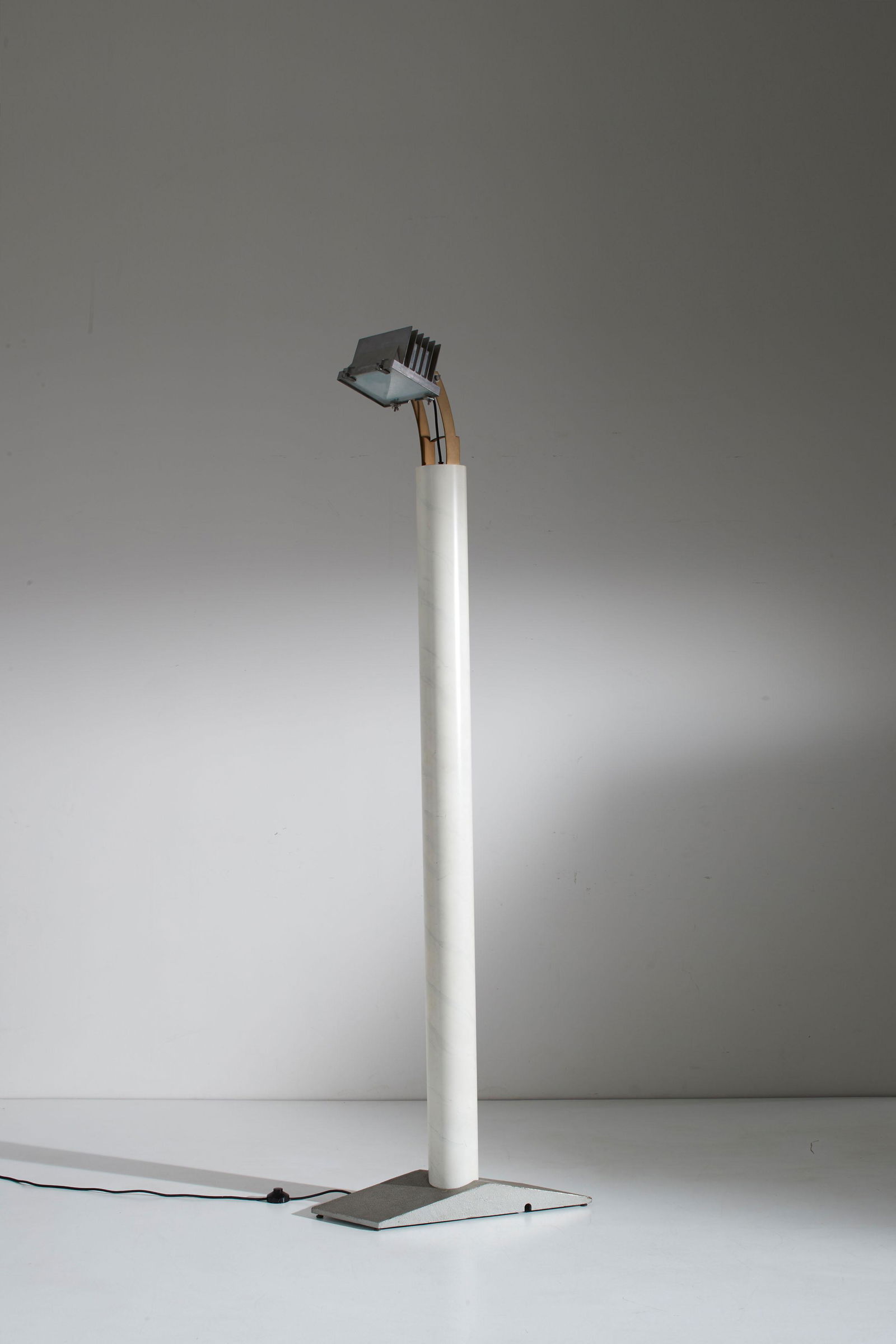 HANS HOLLEIN: Lampada da terra mod. Kohlmarkt. Ghisa, metallo smaltato. Produzione Baleri 1984. cm 231x71x22 A FLOOR LAMP BY H. HOLLEIN G. Gramigna, Repertorio del Design Italiano 1950-2000, Turin 2003, II, p. 339
