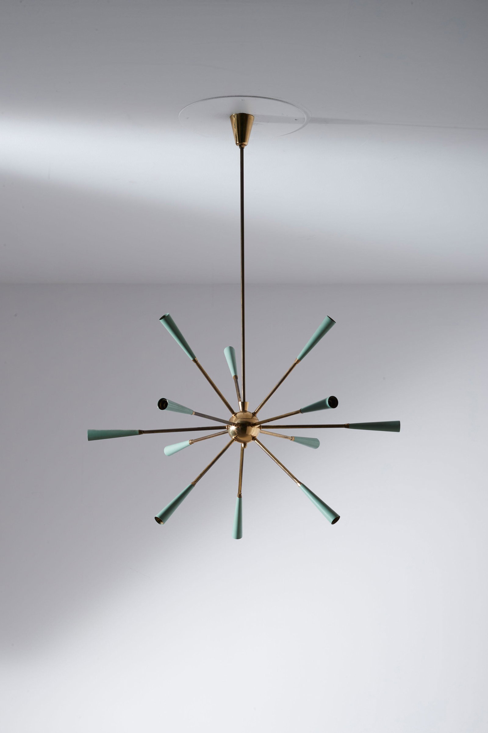 STILNOVO: Lampada a sospensione. Ottone, alluminio verniciato. Produzione Stilnovo anni '50. Etichetta del produttore. cm 120x88 A STILNOVO CEILING LAMP Buone condizioni generali. Piccole righe, leggeri graffi,