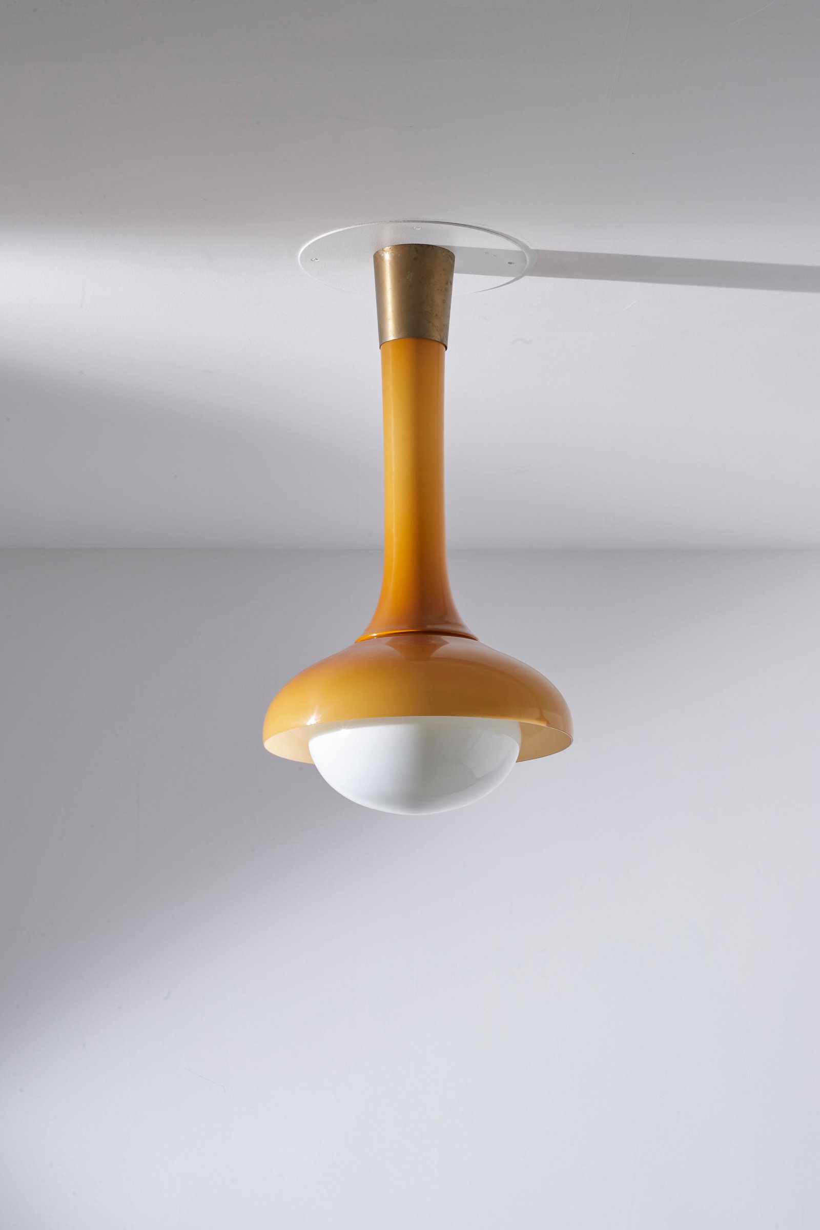 VISTOSI: Lampada a sospensione. Ottone, vetro colorato e lattimo incamiciati. Italia anni '60 cm 90x45 A CEILING LAMP BY VISTOSI Condizioni molto buone. Segni d'usura, ottone ossidato.