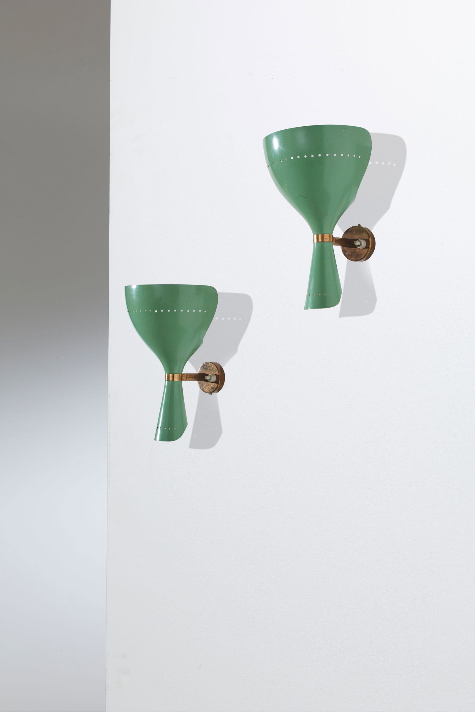 LUMEN: Coppia di lampade da parete. Ottone, alluminio verniciato. Produzione Lumen anni '50. cm 24x15x15 A PAIR OF WALL LIGHTS BY LUMEN Buone condizioni generali. Piccole righe, leggeri graffi, normali segni