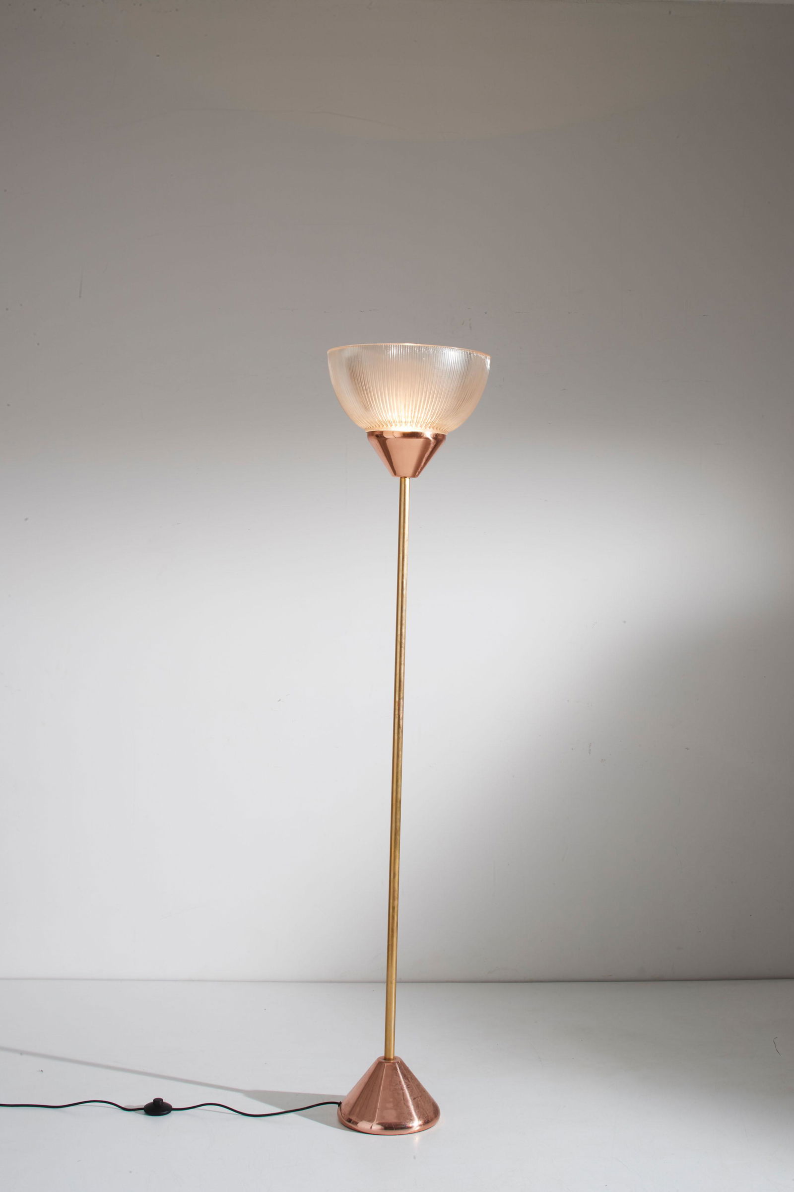 LUIGI CACCIA DOMINIONI: Lampada da terra. Ghisa, metallo ramato, ottone, vetro pressato. Produzione Azucena ani '80. cm 185x40 A FLOOR LAMP BY L. C. DOMINIONI Buone condizioni generali. Piccole righe, leggeri graffi, normali