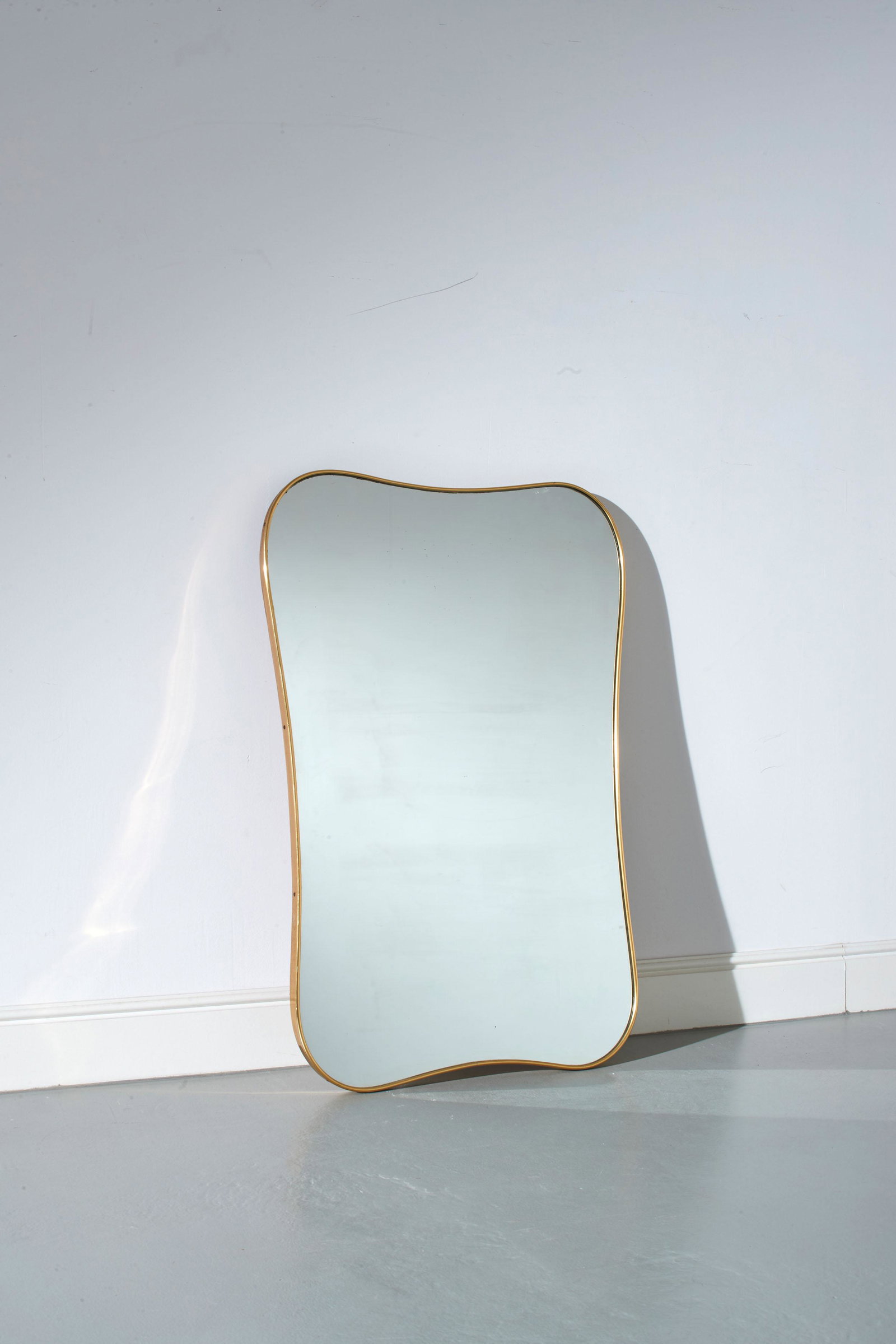MANIFATTURA ITALIANA: Specchio. Alluminio dorato, cristallo specchiato. Italia anni '50. cm 93x61x3 AN ITALIAN MIRROR Buone condizioni generali. Piccole righe, segni di usura, lieve ossidazione.