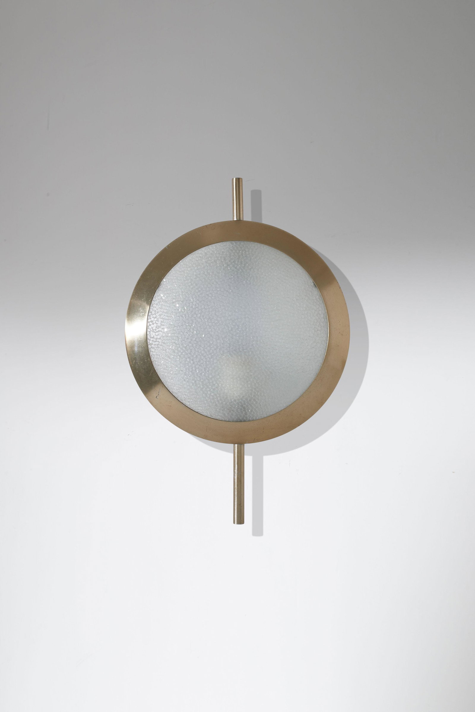 STILNOVO: Lampada da parete. Ottone, vetro speciale stampato e curvato. Produzione Stilnovo anni '50. cm 40x26x8 A WALL LAMP BY STILNOVO Buone condizioni generali. Piccole righe, leggeri graffi, normali segni d