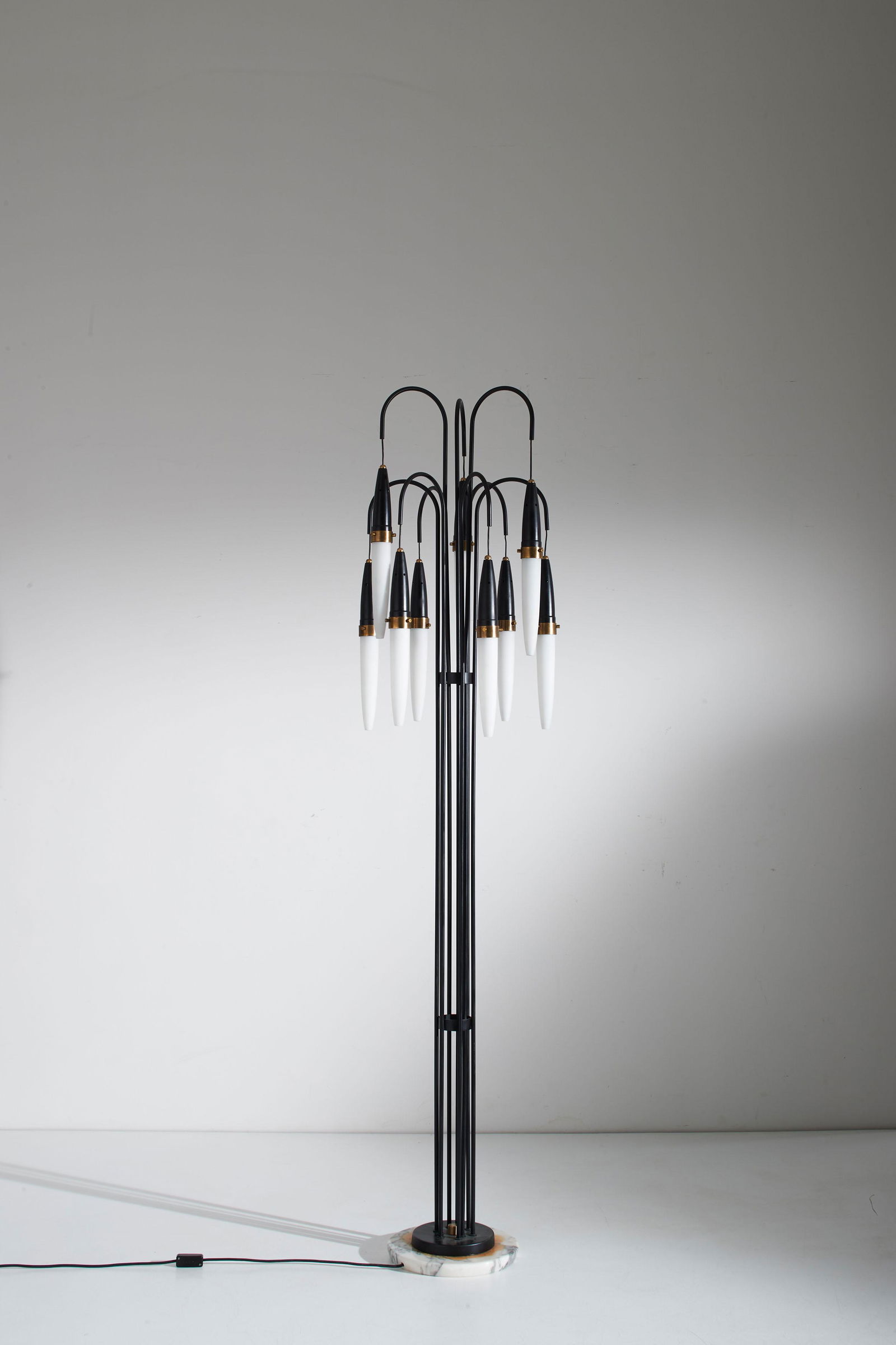 ANGELO BROTTO: Lampada da terra. Marmo, metallo smaltato, ottone, vetro opalino satinato. Produzione Esperia anni '60. cm 200x50 A FLOOR LAMP BY A. BROTTO Buone condizioni generali. Piccole righe, leggeri graffi, no