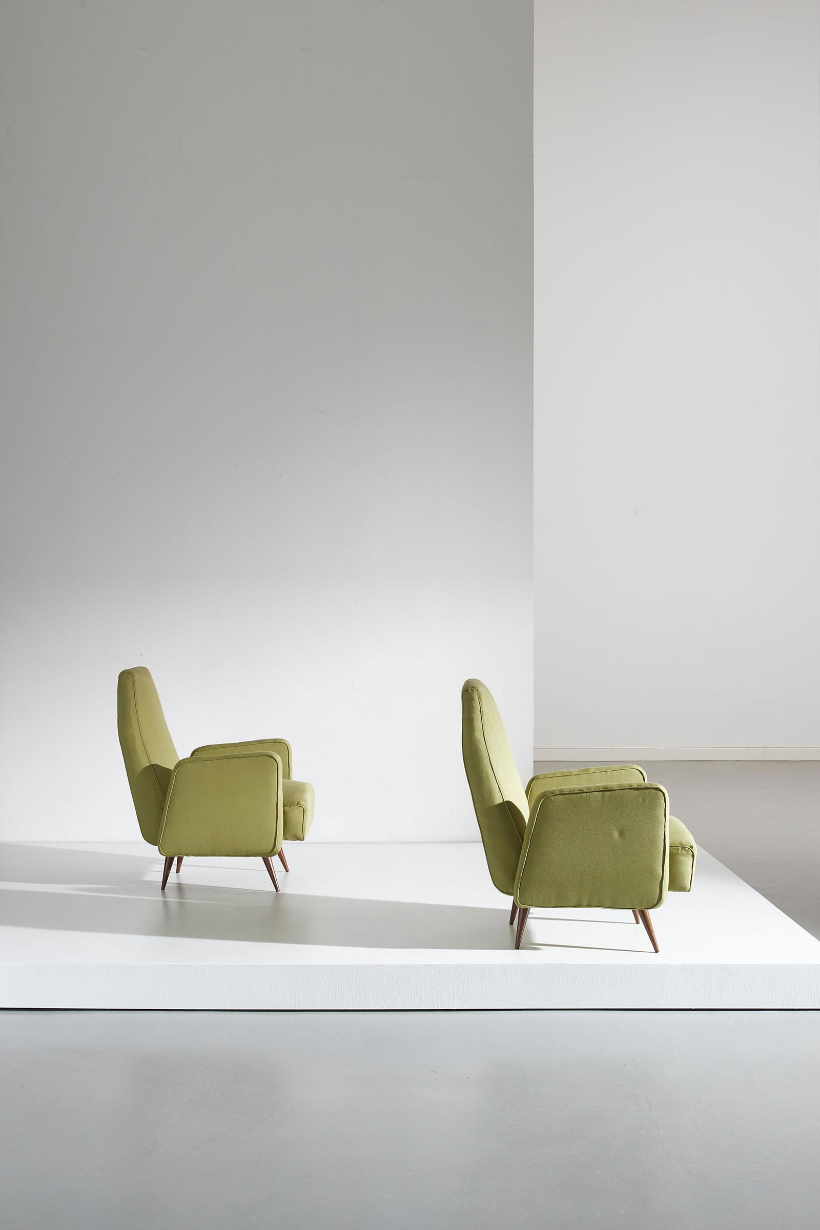 MANIFATTURA ITALIANA: Coppia di poltrone. Legno tornito, tessuto imbottito. Italia anni '50. cm 90x80x62 A PAIR OF ITALIAN ARMCHAIRS Condizioni generali molto buone. Piccole righe e leggeri graffi al legno. Tessuto e imbot