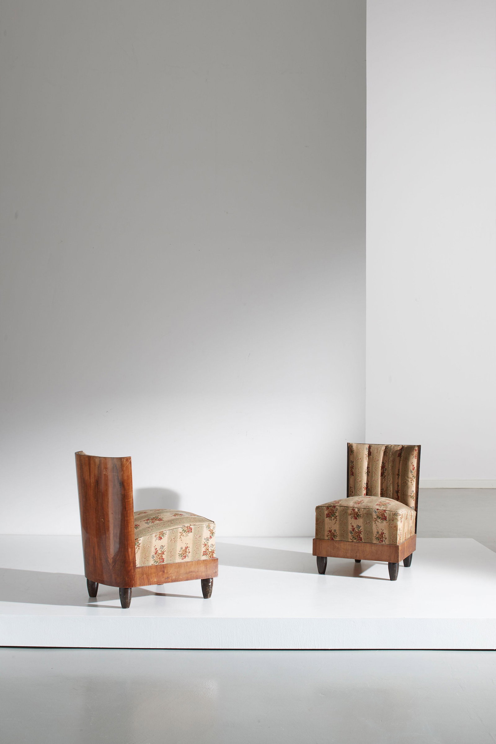MANIFATTURA ITALIANA: Coppia di poltroncine Deco'. Legno lamellare di abete lastronato in legno di noce, ebanizzato, tessuto imbottito. cm 75x52x60 A PAIR OF DECO ARMCHAIRS Buone condizioni generali. Righe, graffi, segni d