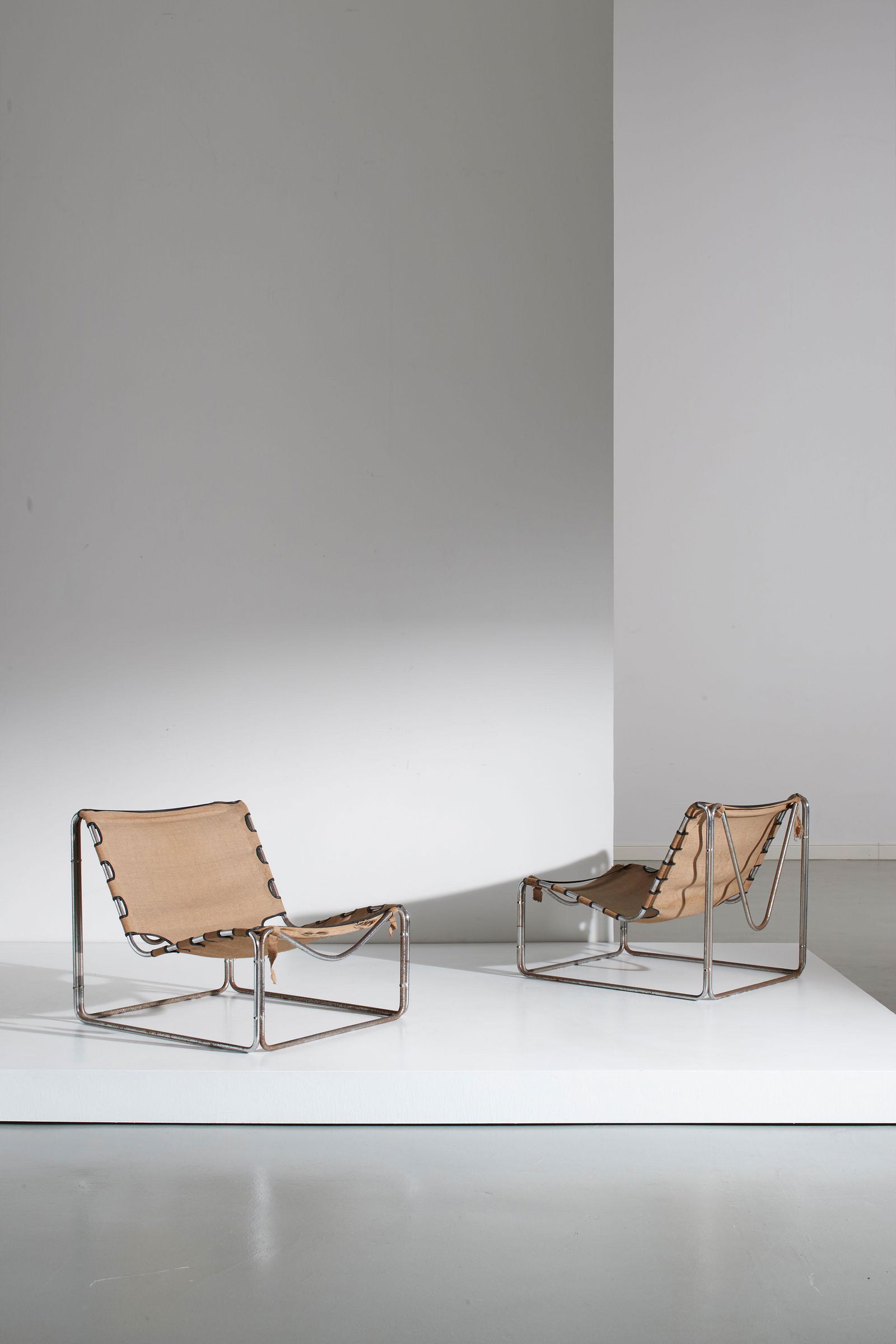 PASCAL MOURGUE: Coppia di poltrone. Tubolare metallico cromato, juta. Produzione Ligne roset anni '70. cm 70x75x80 A PAIR OF ARMCHAIRS BY P. MOURGUE Discrete condizioni generali. Righe, graffi, segni di usura. Visibi