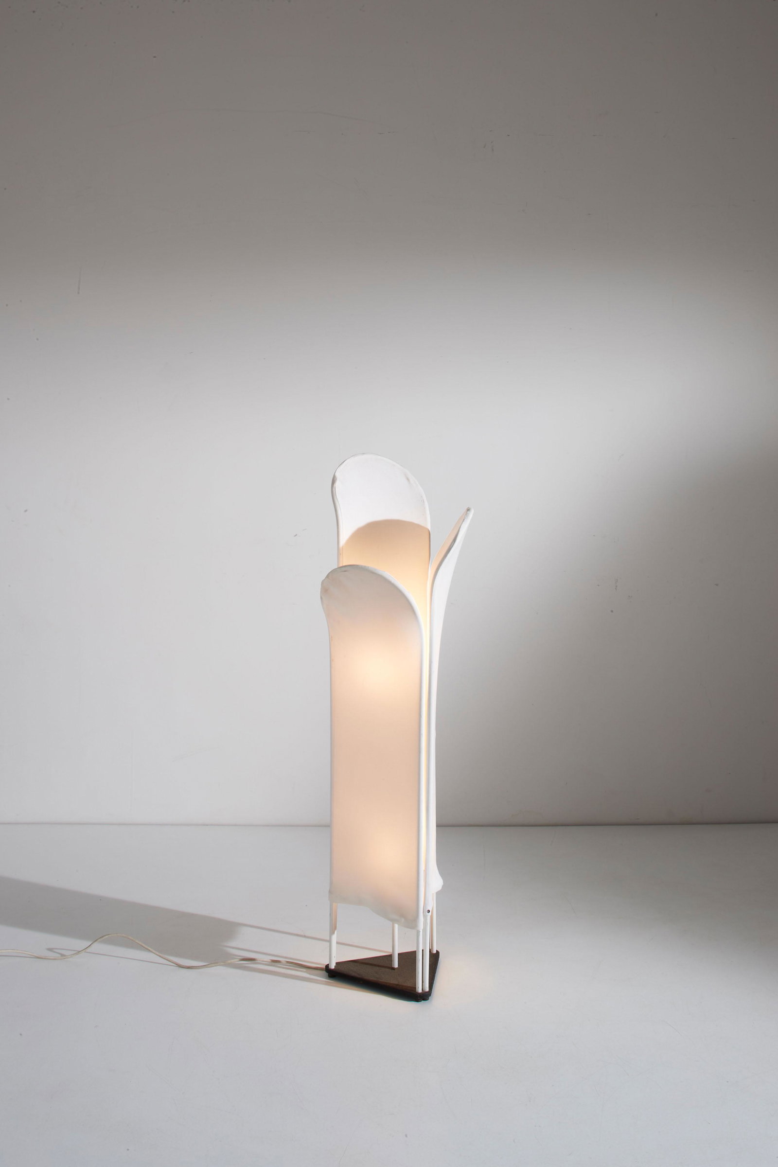 KAZUHIDE TAKAHAMA (ATTRIB. A): Lampada da terra. Metallo goffrato, metallo smaltato, tela. Produzione Gavina anni '70. cm 120x36x36 A FLOOR LAMP ATTRIBUTED TO K. TAKAHAMA Buone condizioni generali. Piccole righe, leggeri graffi, no