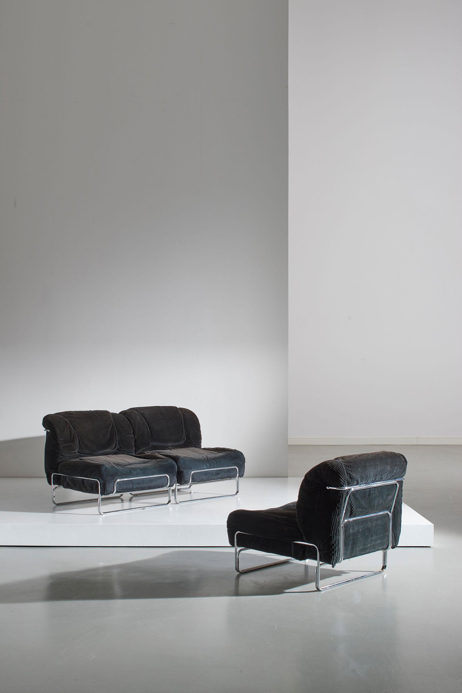 MANIFATTURA ITALIANA: Tre poltrone. Tondino di ferro cromato, tessuto imbottito. Anni '70. cm 73X73x73 THREE ITALIAN ARMCHAIRS Buone condizioni. Righe, graffi, segni di usura. Lieve ossidazione , tessuto originale necessit