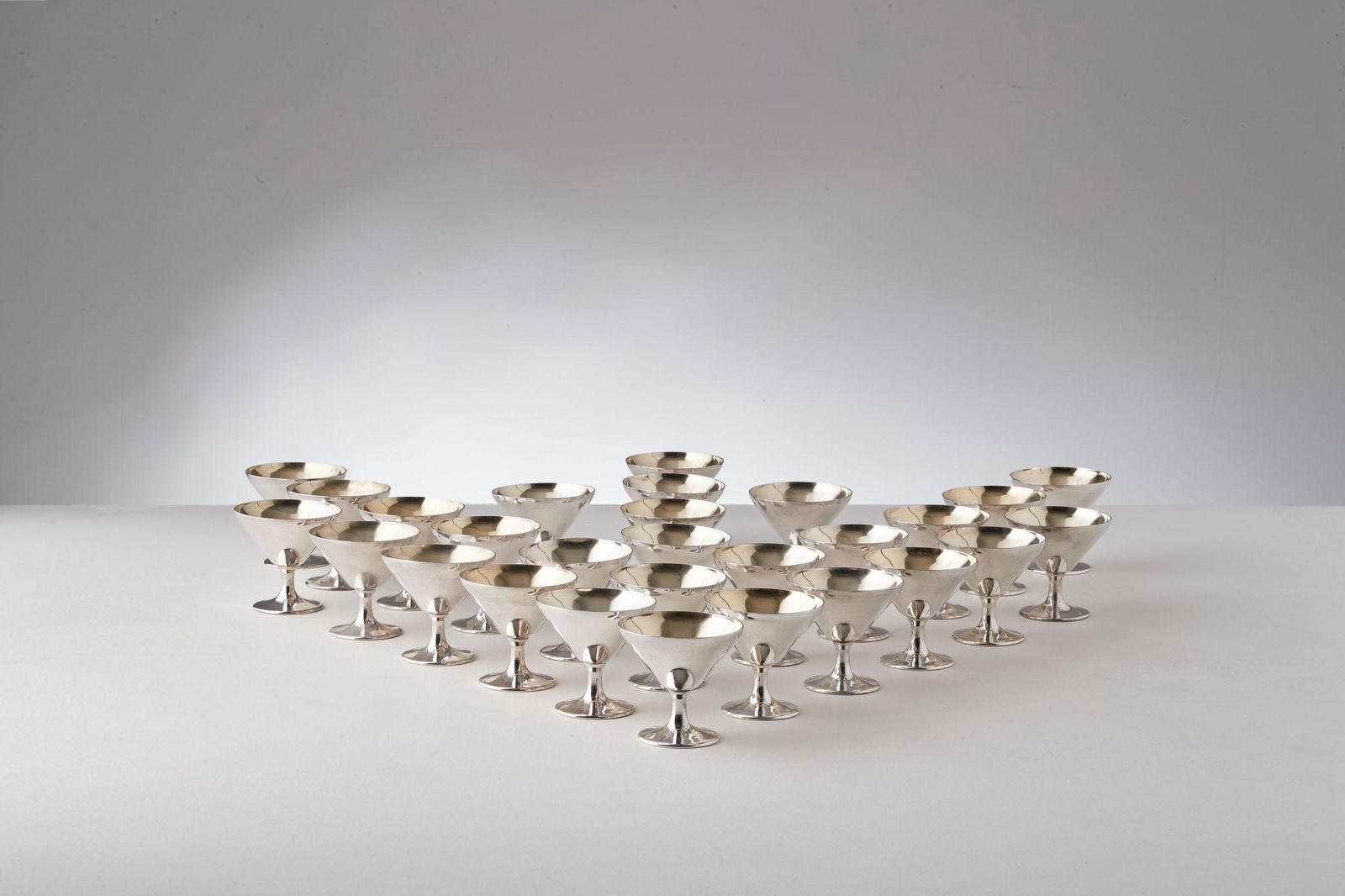 ARTHUR KRUPP: Ventotto coppe. Metallo argentato. Produzione Arthur Krupp anni '50. Marchio impresso. cm 9x9,5 TWENTY-EIGHT ICE CUPS BY A. KRUPP Buone condizioni generali. Piccole righe, leggeri graffi, normali segn