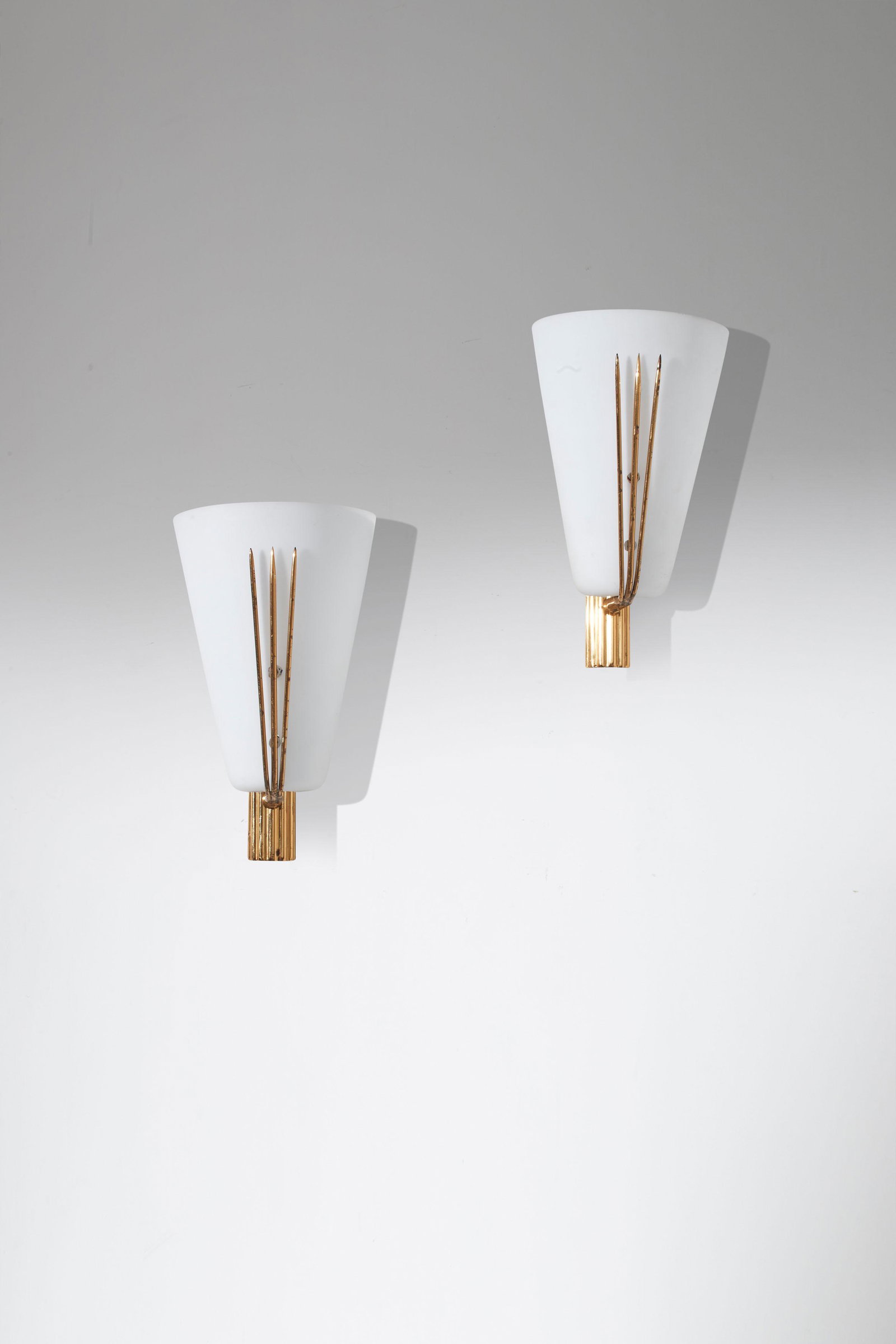 MANIFATTURA ITALIANA: Coppia di lampade da parete. Ottone, vetro opalino satinato. Italia anni '50. cm 27x16,5x16 A PAIR OF ITALIAN WALL LIGHTS Buone condizioni generali. Piccole righe, leggeri graffi, normali segni di usu
