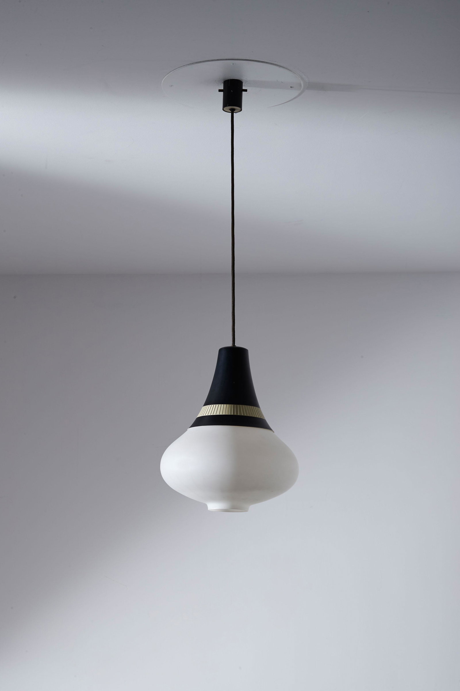 STILNOVO: Lampada a sospensione. Alluminio verniciato, vetro opalino satinato, ottone. Produzione Stilnovo anni '60. cm 110x35 A STILNOVO CEILING LAMP Buone condizioni generali. Piccole righe, leggeri graffi, n