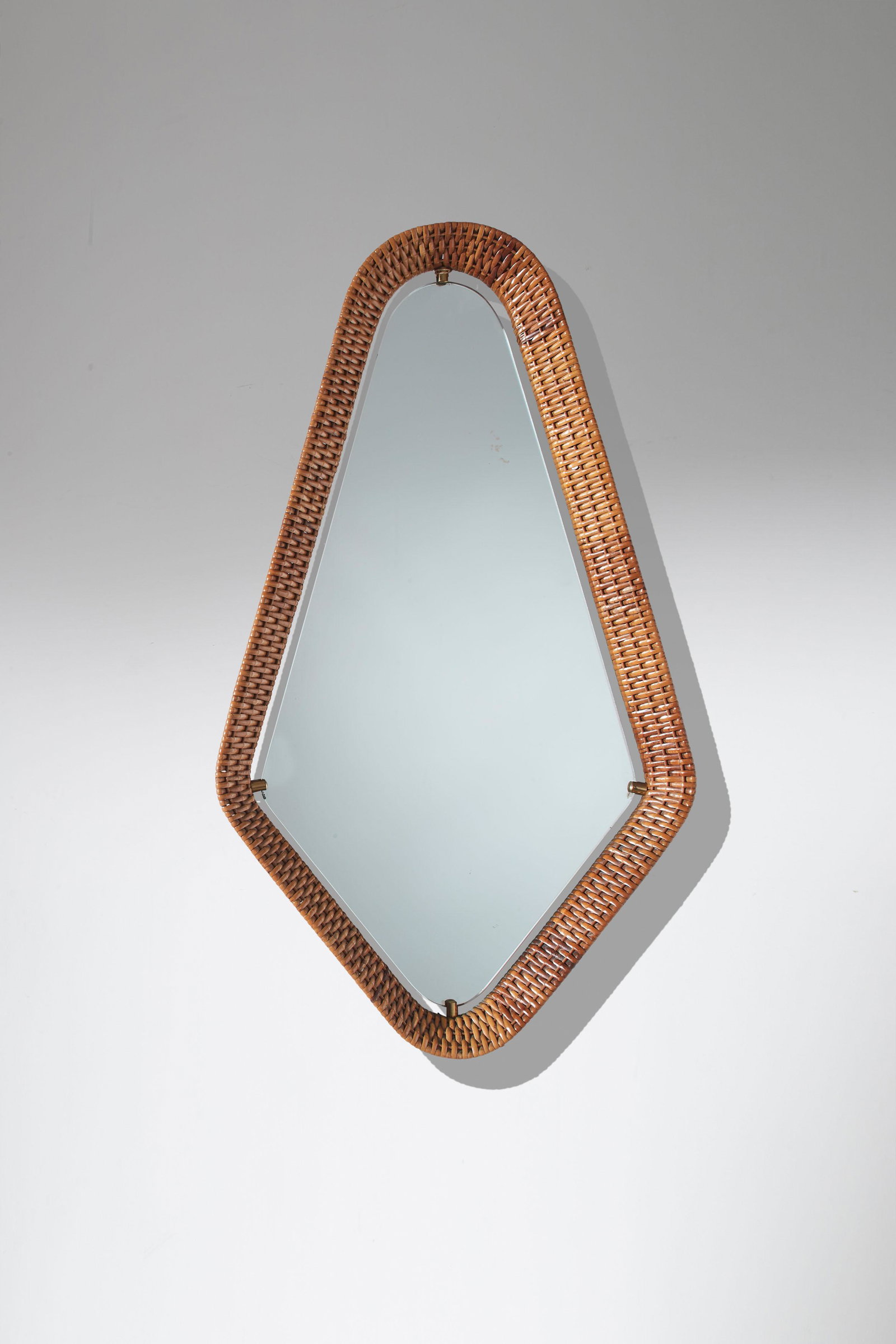 MANIFATTURA ITALIANA: Specchio. Canna d'India trafilata, ottone, vetro specchiato, corda di canapa. Italia anni '60. cm 86x49x6 AN ITALIAN MIRROR Buone condizioni. Piccole rotture ce mancanze alla canna d'India. Righe, gra