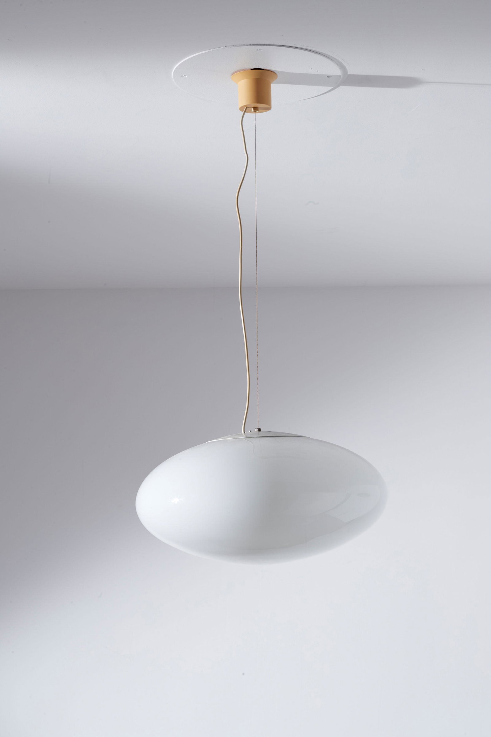 MANIFATTURA ITALIANA: Lampada a sospensione. Alluminio verniciato, metallo nichelato, vetro opalino. Italia anni '60. diffusore cm 28x50 AN ITALIAN CEILING LAMP Buone condizioni generali. Piccole righe, leggeri graffi, nor