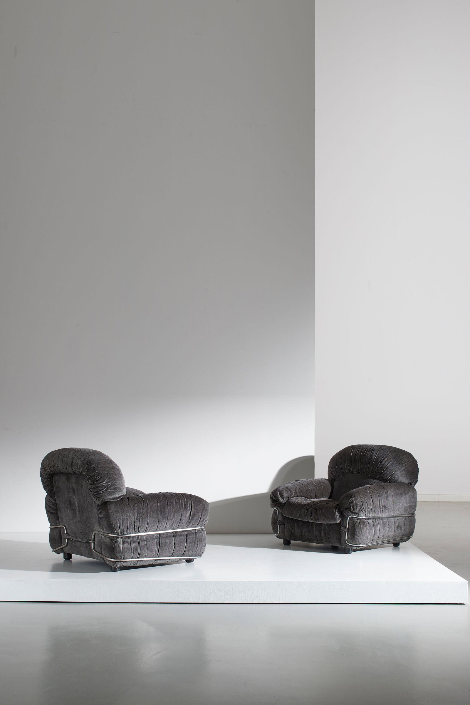 MANIFATTURA ITALIANA: Coppia di poltrone. Materiale plastico, tondino metallico cromato, tessuto imbottito. Italia anni '70. cm 85x100x105 A PAIR OF ITALIAN ARMCHAIRS Buone condizioni generali. Piccole righe, leggeri graff