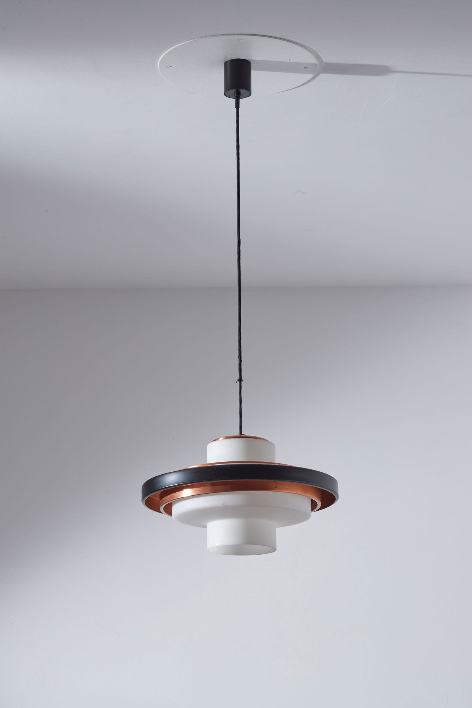 STILNOVO: Lampada a sospensione mod 1219. Metallo verniciato, rame spazzolato, vetro opalino satinato. Produzione Stilnovo anni '50. cm 110x44 A CEILING LAMP BY STILNOVO Catalogo di produzione Stilnovo, p.14 Bu