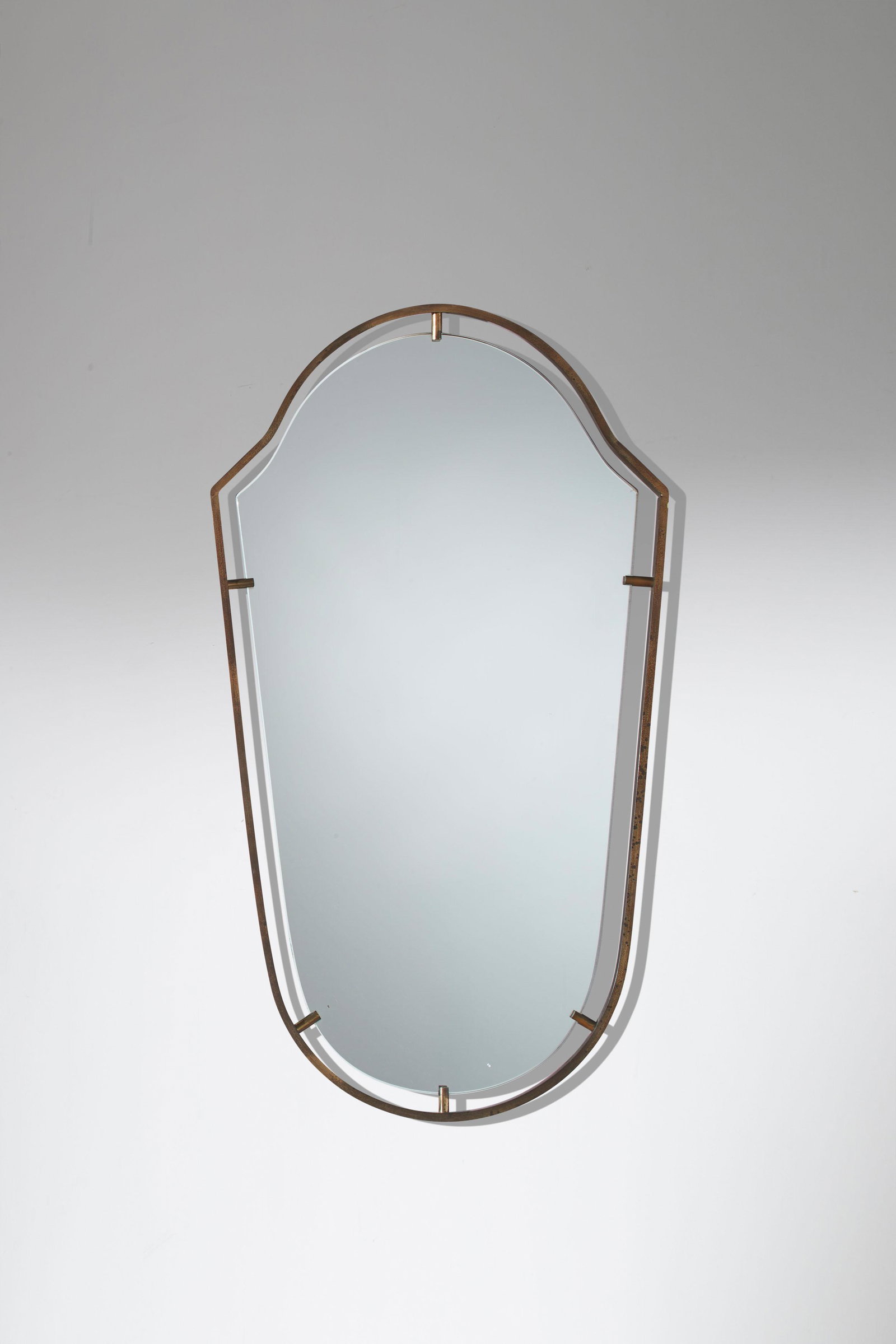 MANIFATTURA ITALIANA: Specchio. Ottone, cristallo specchiato. Italia anni '50. cm 91x51x2 AN ITALIAN MIRROR Buone condizioni generali. Piccole righe, leggeri segni di usura. Ossidazione diffusa.