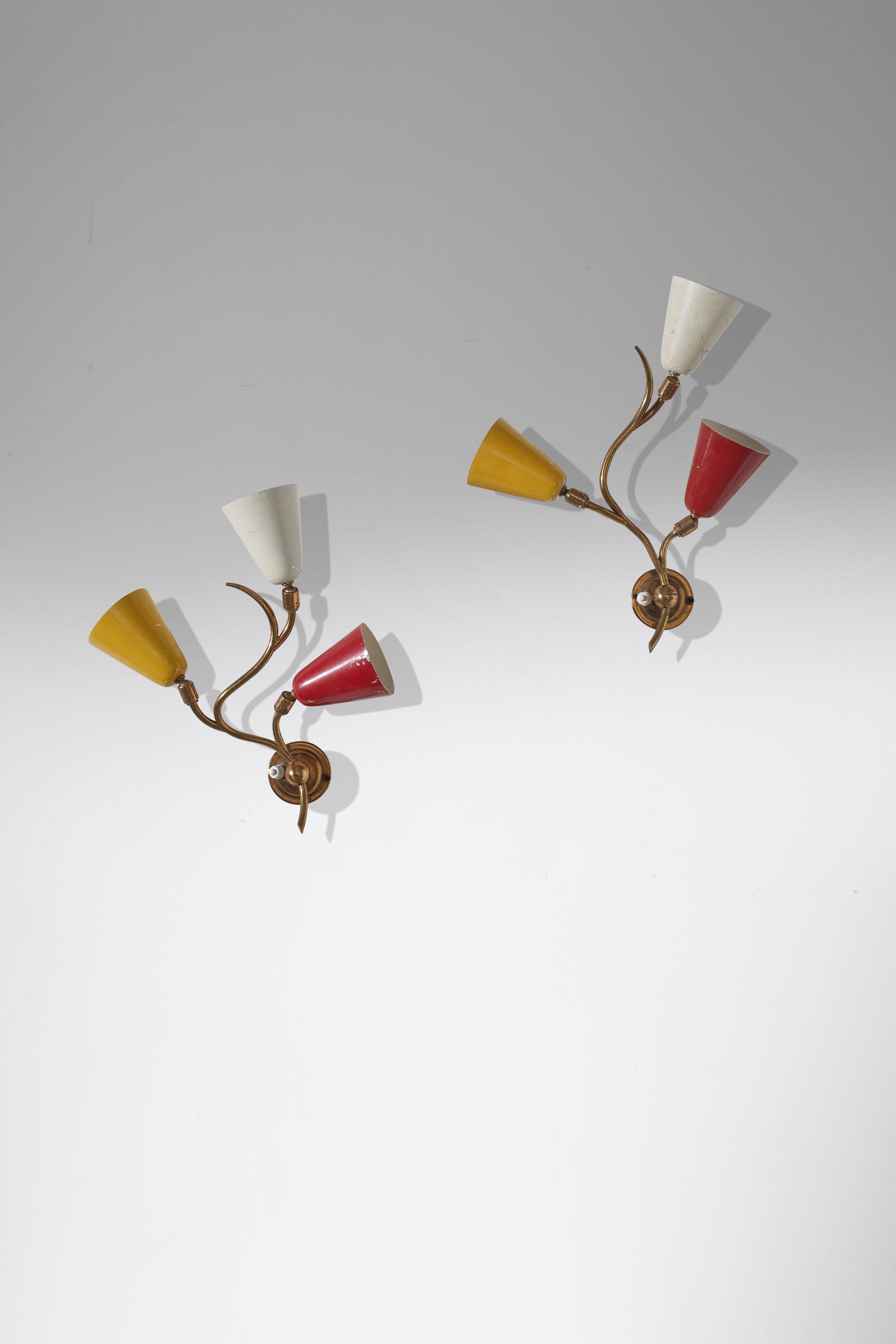 MANIFATTURA ITALIANA: Coppia di lampade da parete. Ottone, alluminio smaltato. Anni '50. cm 32x25x12 A PAIR OF ITALIAN WALL LIGHTS Buone condizioni. Righe, graffi, segni d'ossidazione, piccole mancanze.