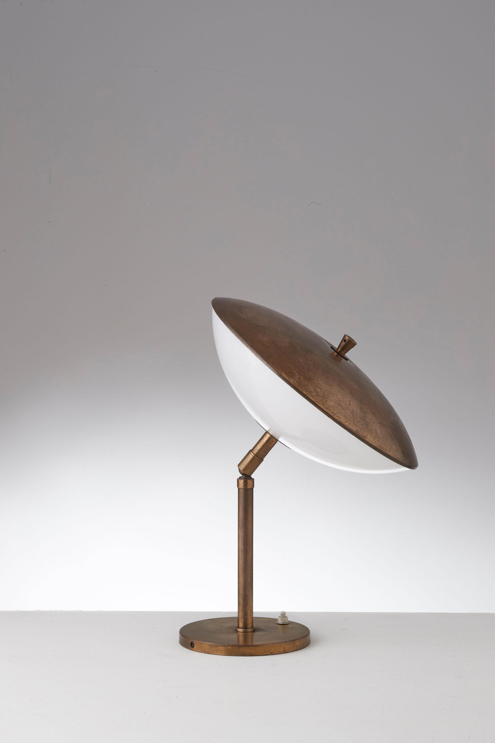 MANIFATTURA ITALIANA: Lampada da tavolo. Ottone, plexiglass opalino. Italia anni '50. cm 43x30 AN ITALIAN TABLE LAMP Buone condizioni generali. Piccole righe, leggeri graffi, normali segni di usura. Ottone in patina con li