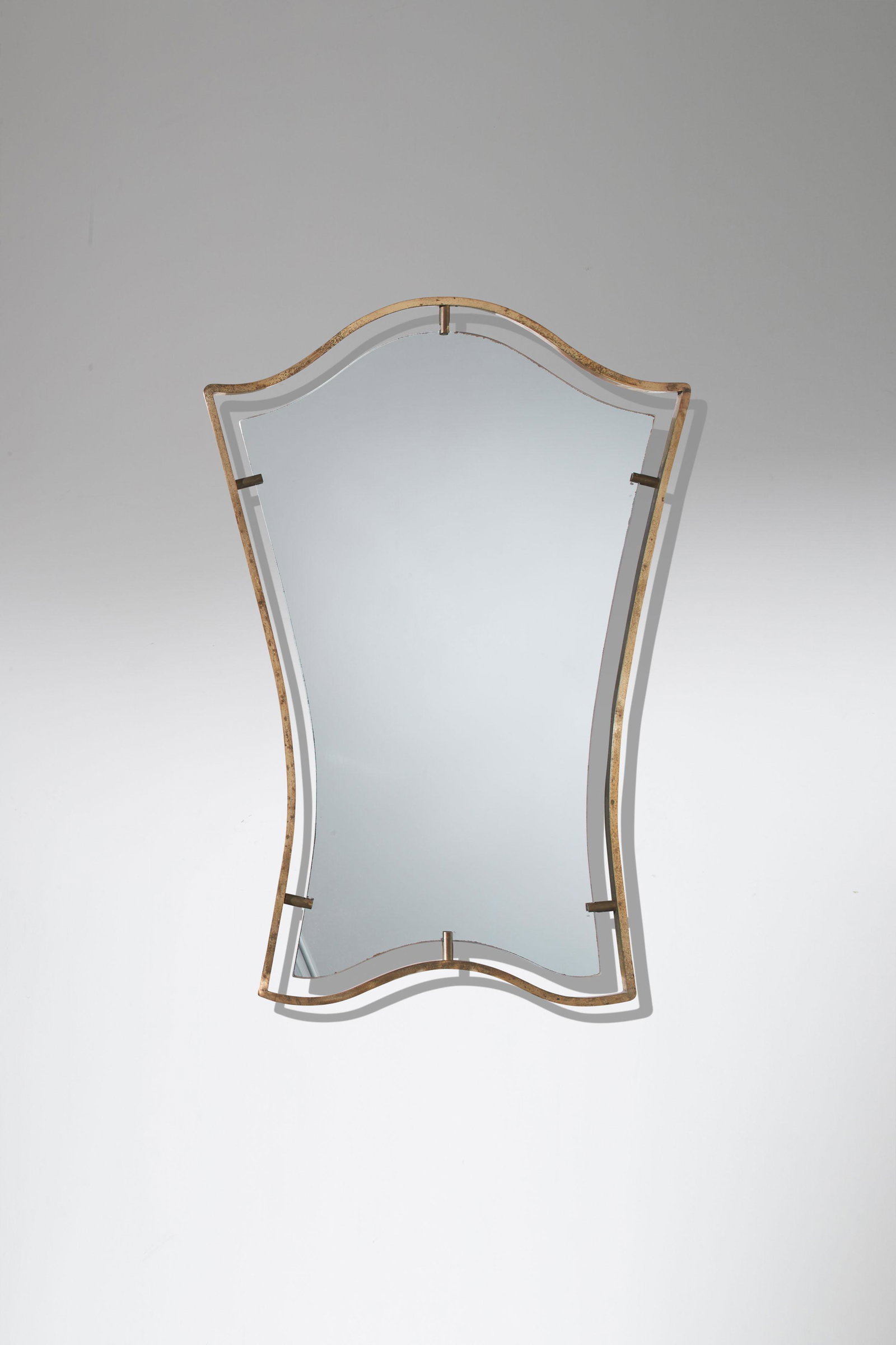 MANIFATTURA ITALIANA: Specchio. Ottone, cristallo specchiato. Italia anni '50. cm 76x53x2 AN ITALIAN MIRROR Buone condizioni generali. Piccole righe, leggeri segni di usura. Ossidazione.