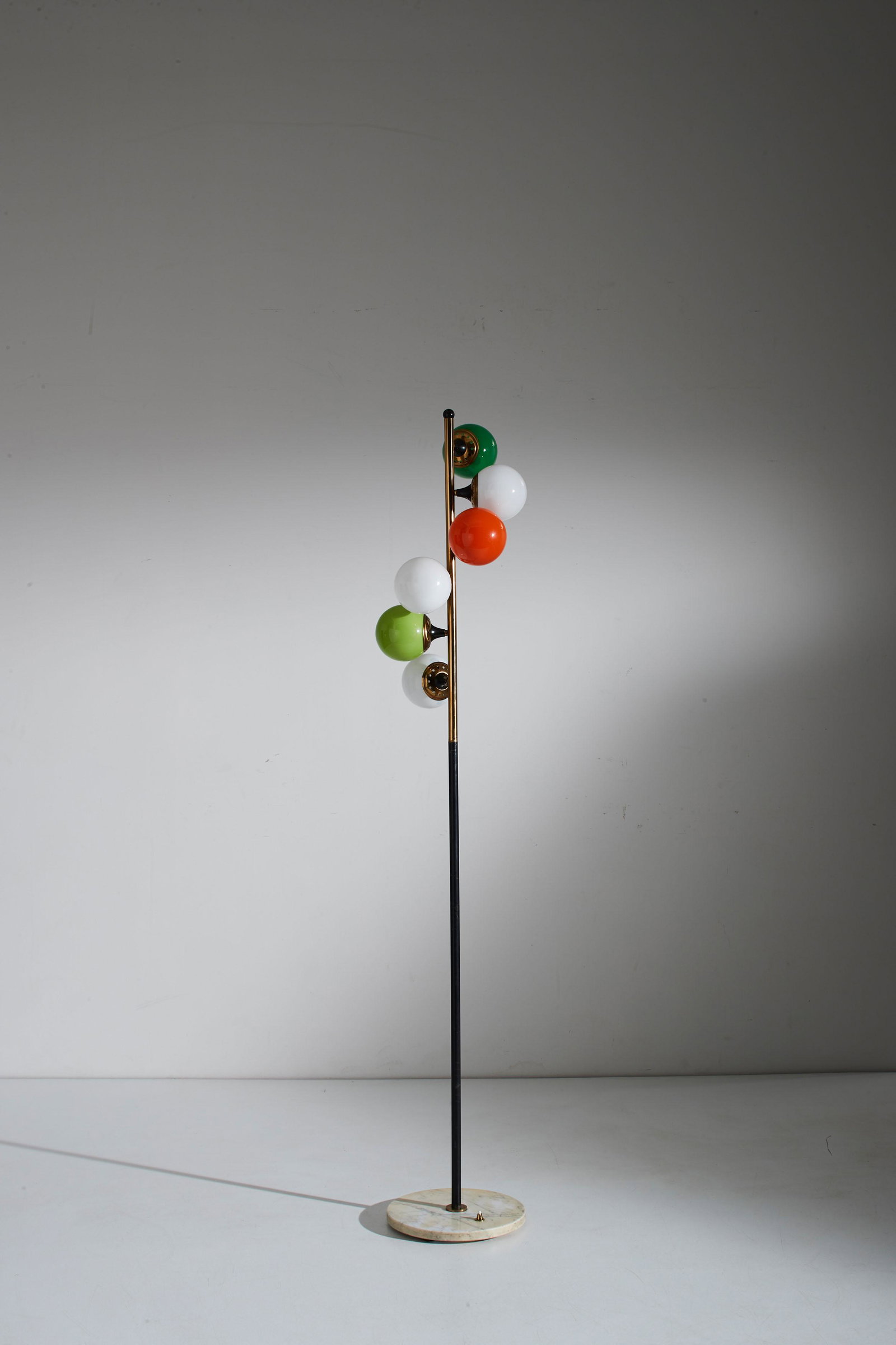 MANIFATTURA ITALIANA: Lampada da terra. Marmo, metallo verniciato, ottone, vetro soffiato colorato. Italia anni '50. cm 170x30 AN ITALIAN FLOOR LAMP Buone condizioni generali. Piccole righe, leggeri graffi, normali segni d